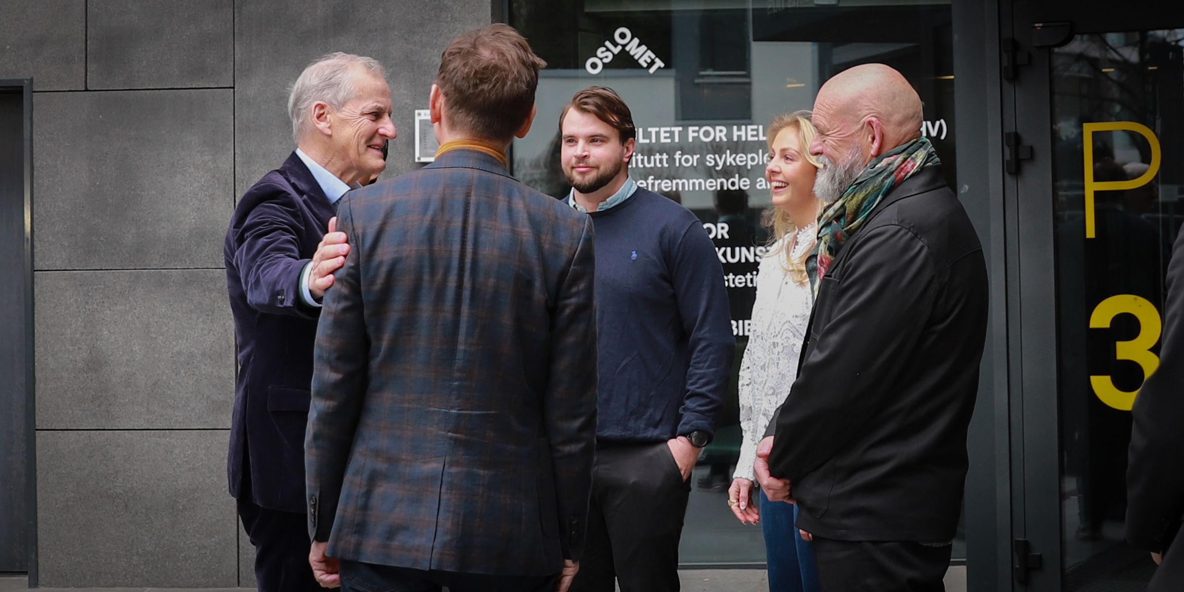 Statsminister Jonas Gahr Støre blir møtt av rektor Christen Krogh, studentene Carsten Magnus Harbitz Ellersten og Nora Hovland Mo, og dekan Oddgeir Osland.