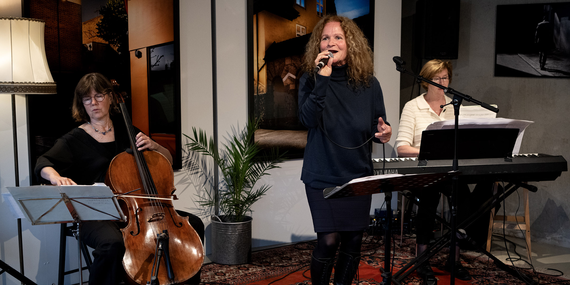 En pianist, en cellist og en sanger spiller sammen.