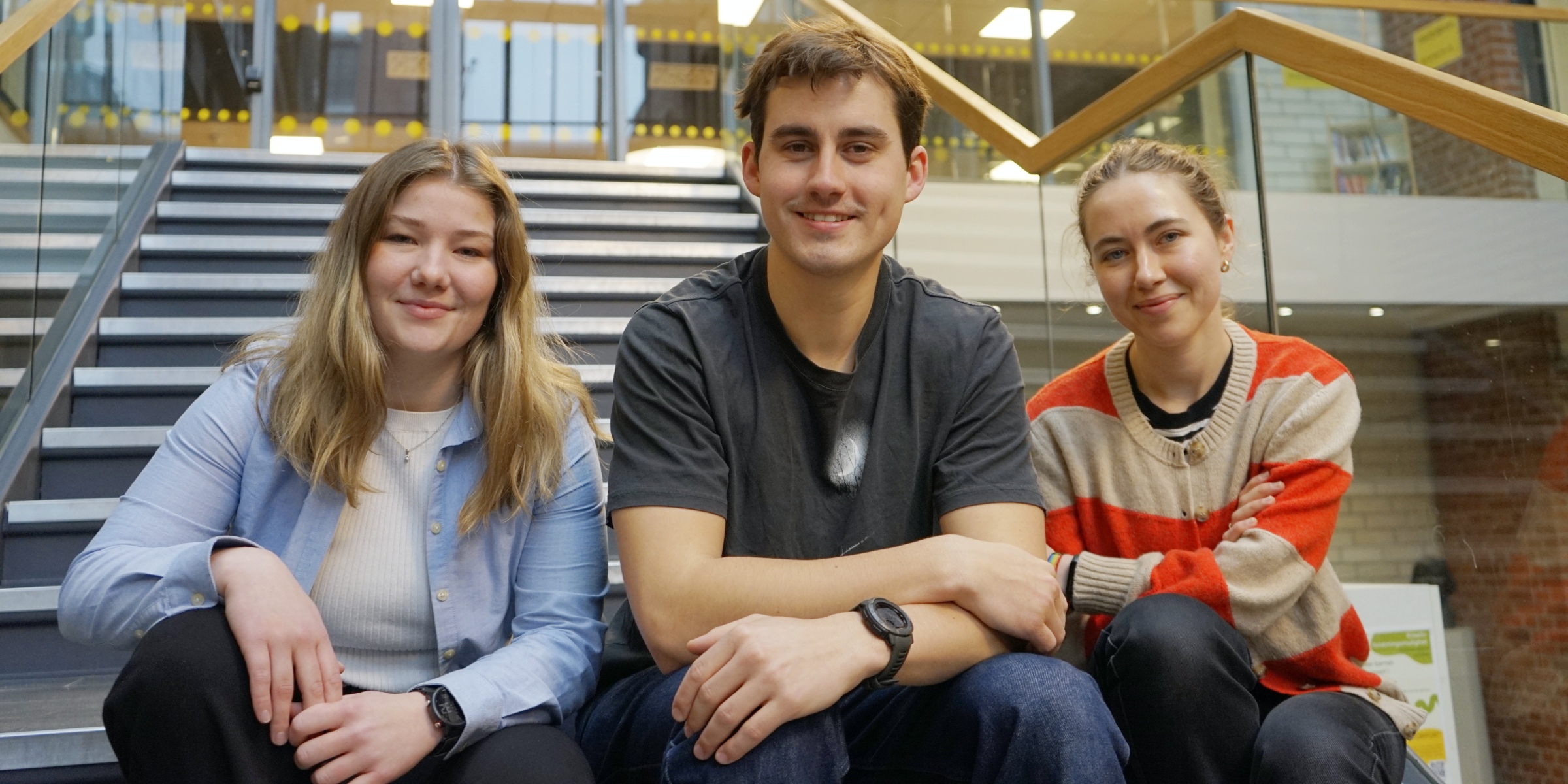 Bilde av Celine Sva Gøperød, Elias Yrke og Anna Dyrlie Mortensen som sitter sammen i en trapp.