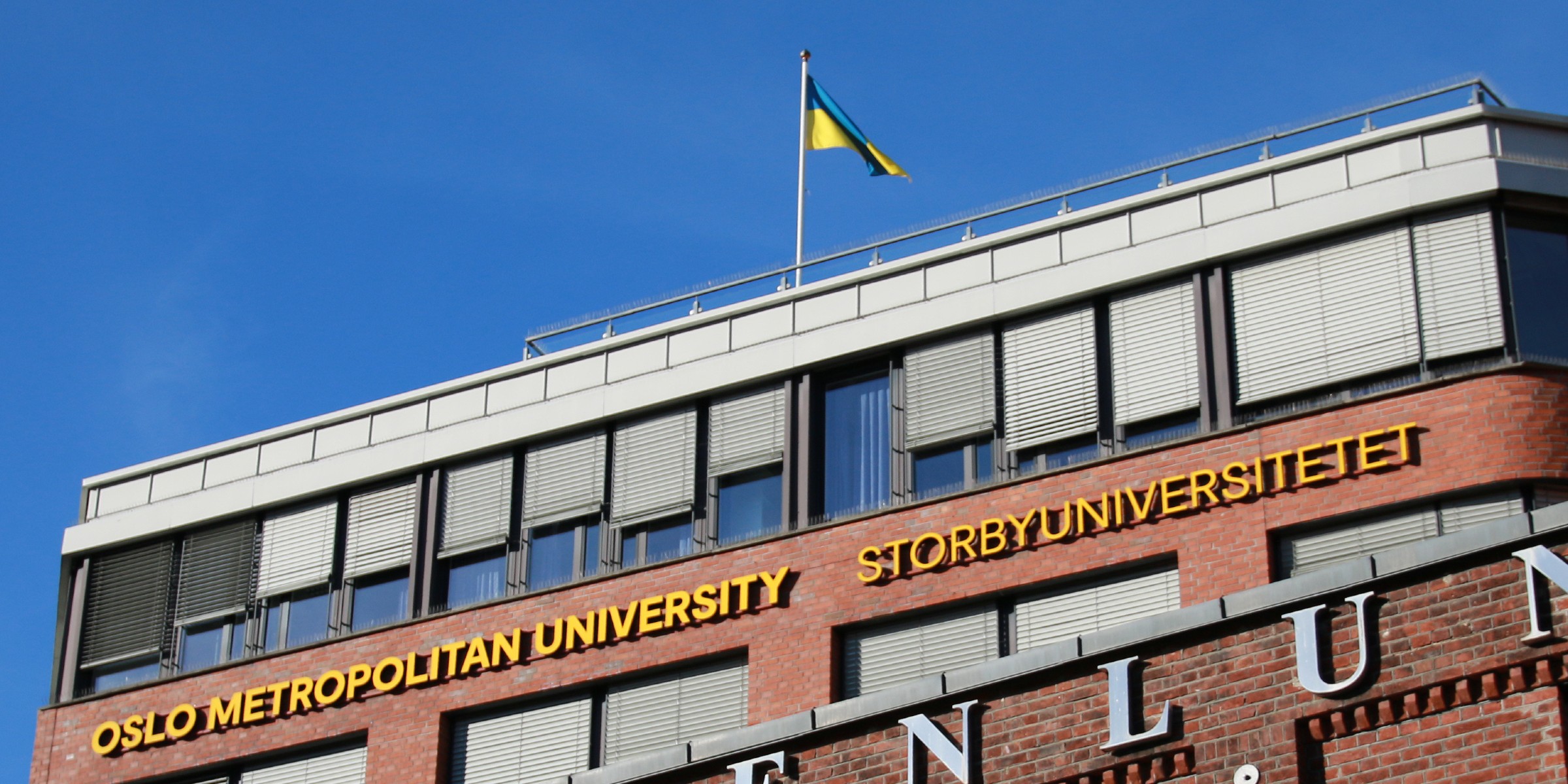 BIlde av det ukrainske flagget som er heist opp over OsloMet sitt campus i Pilestredet.
