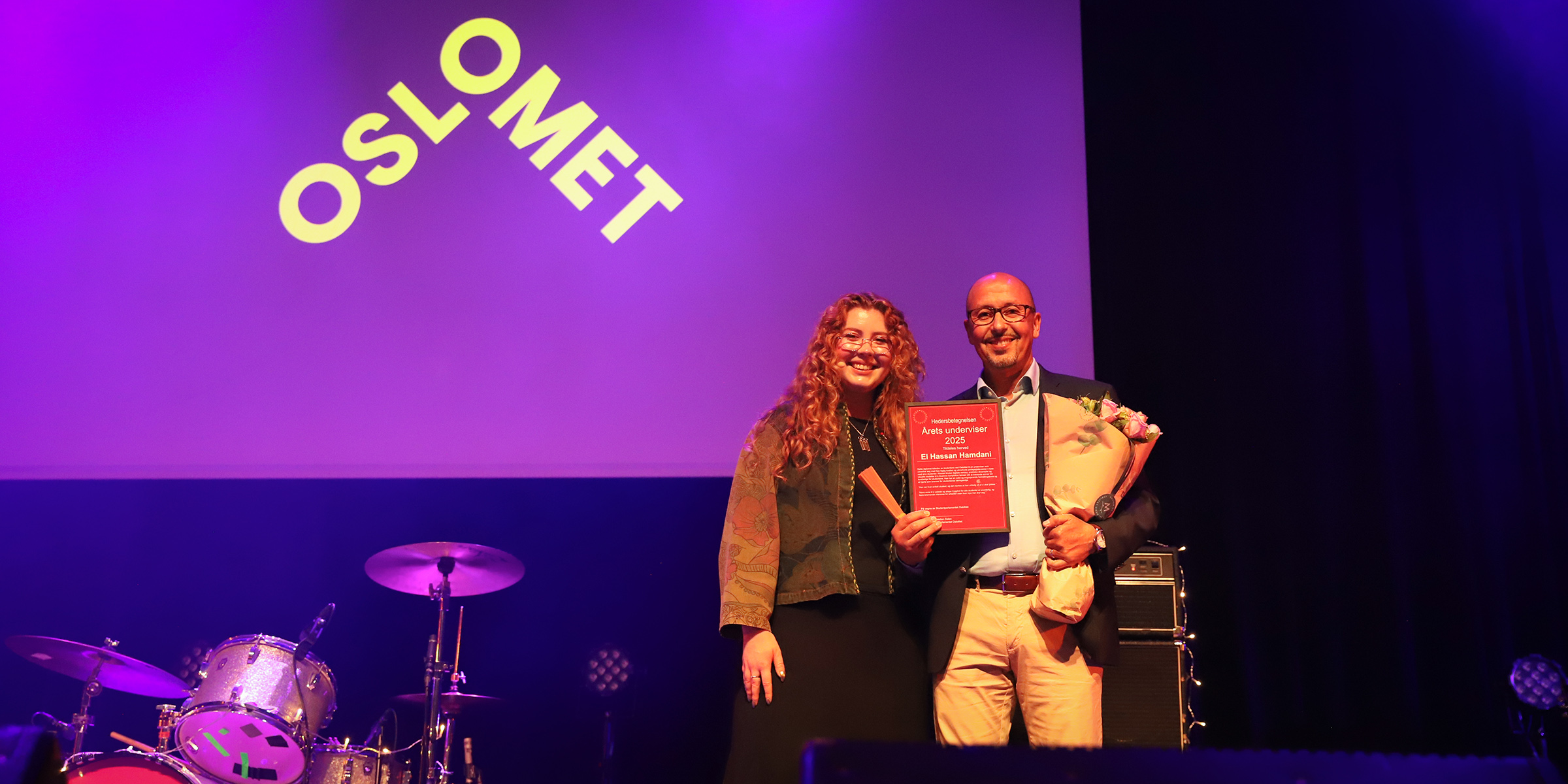 Foto av prisvinner El Hassan Hamdani sammen med leder av Studentparlamentet, Victoria Skogsletten Dalen.