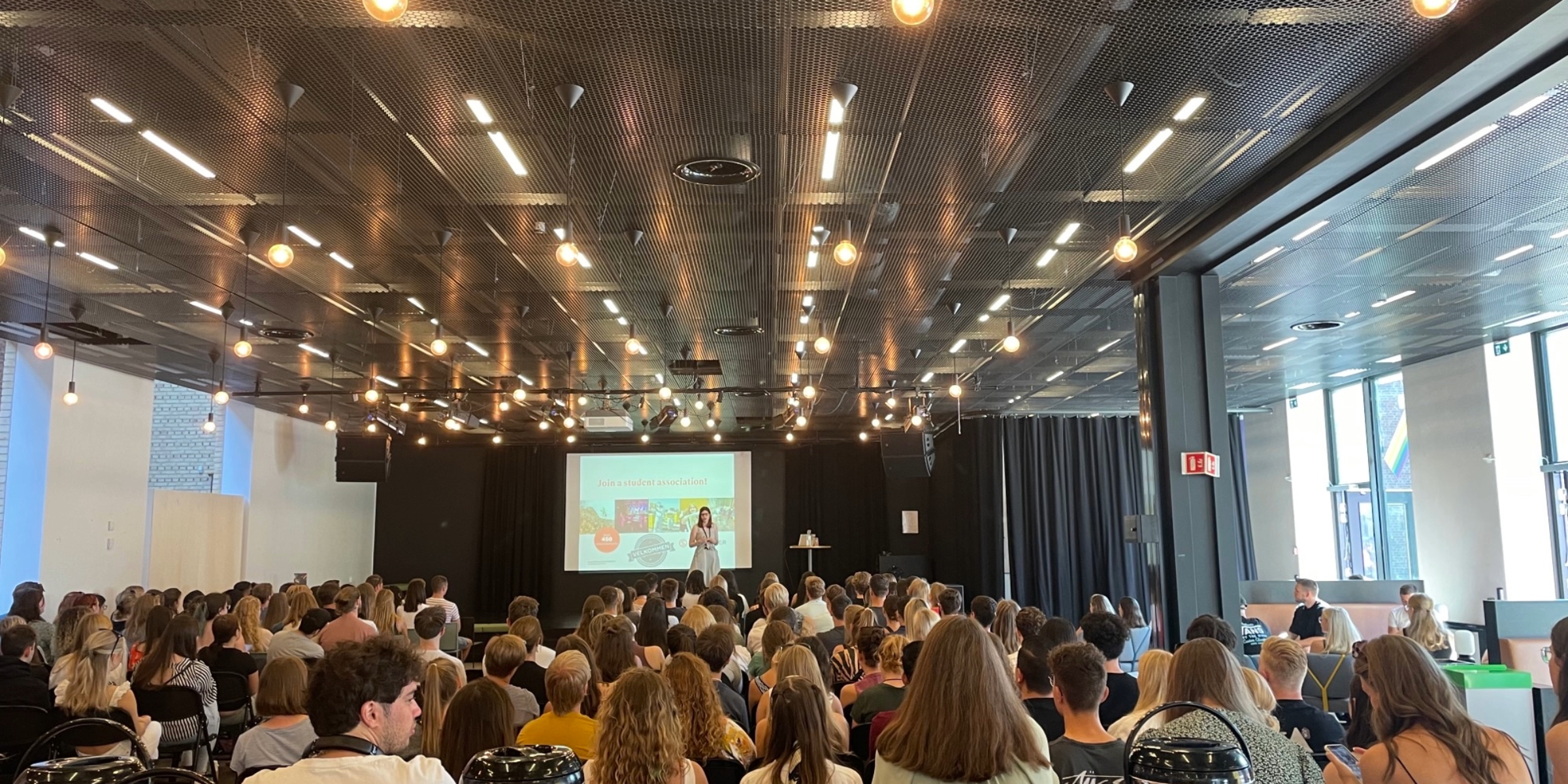 Picture of students joining orientation meeting at OsloMet