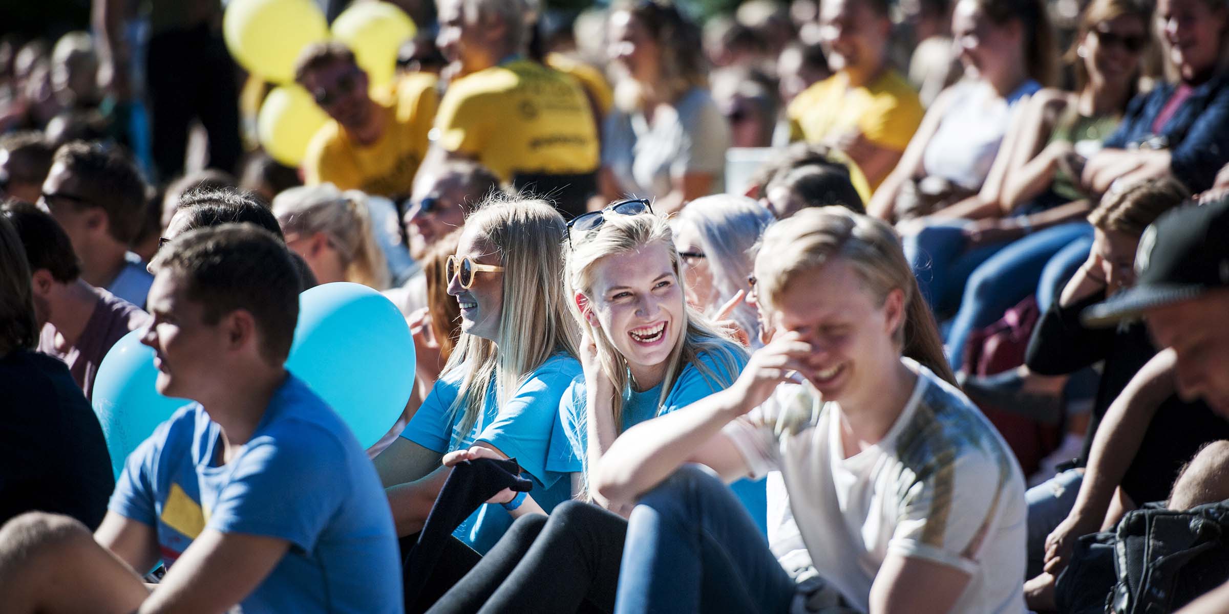 Smilende studenter i sola under studiestart på St. hanshaugen.