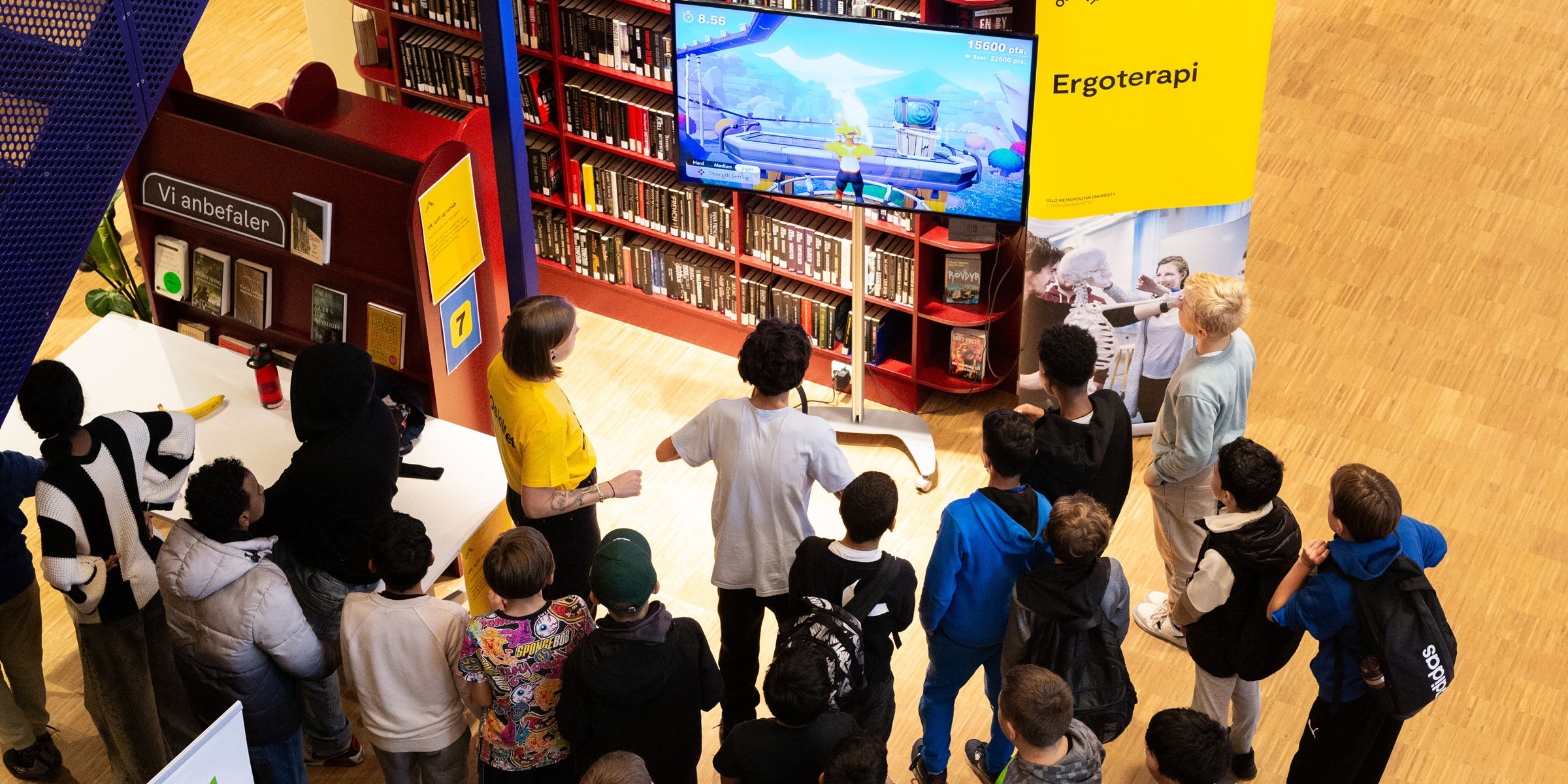 Barn spiller et dataspill på forskningstorget på Holmlia