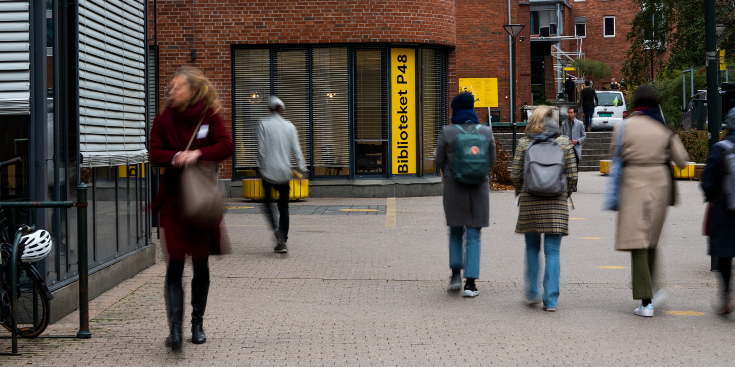 Bilde av mennesker som går ute på campus Pilestredet.