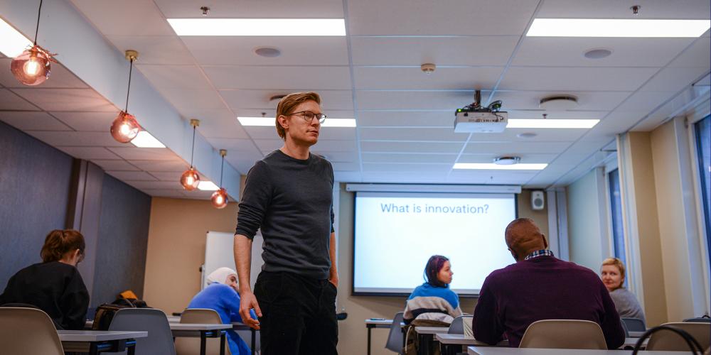 Foreleste i entreprenørskap og folkediktning for flyktninger