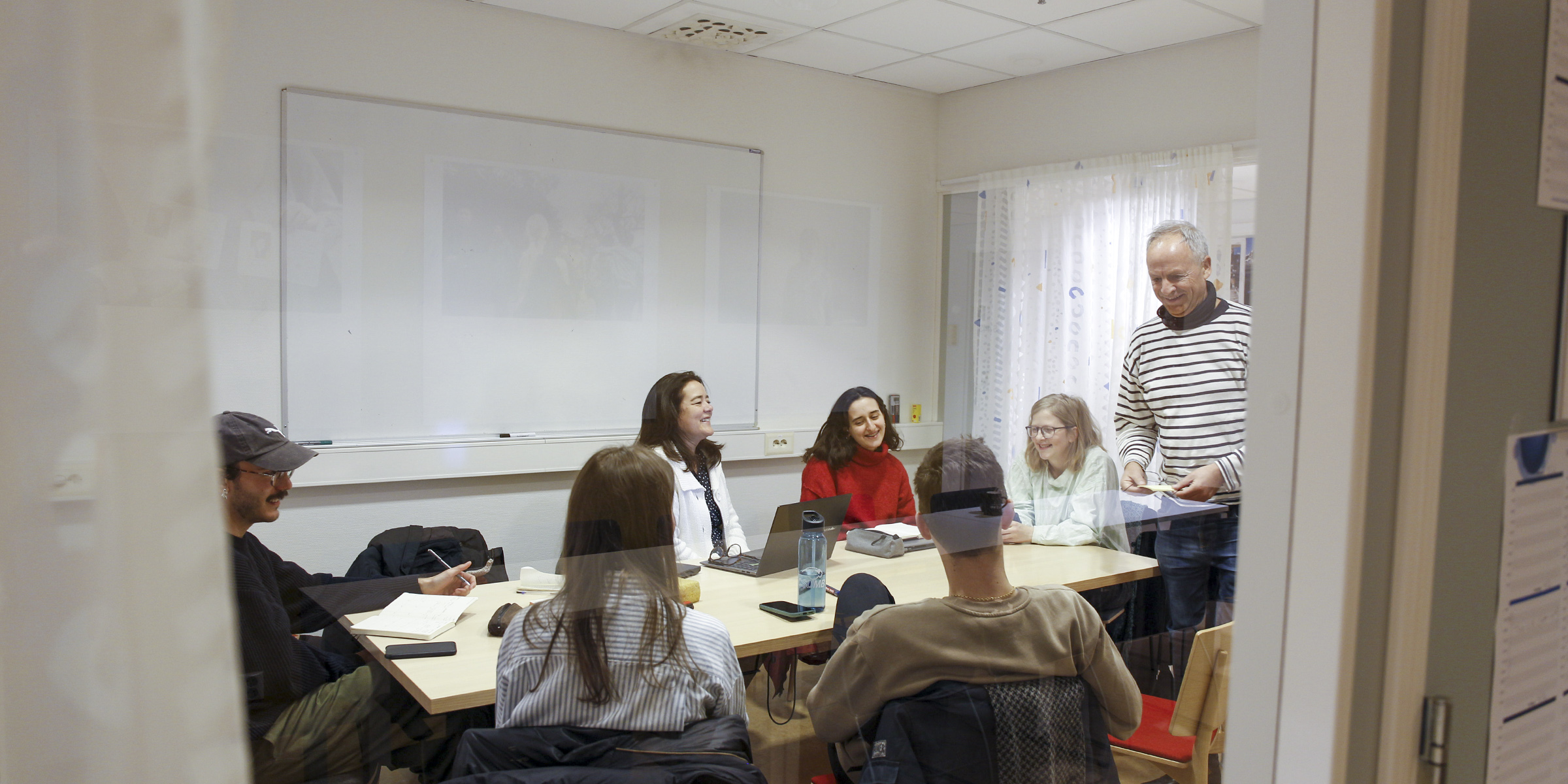 Anders Gjesvik og Ingerid Salvesen holder seminar med portugisiske studenter i Lisboa.