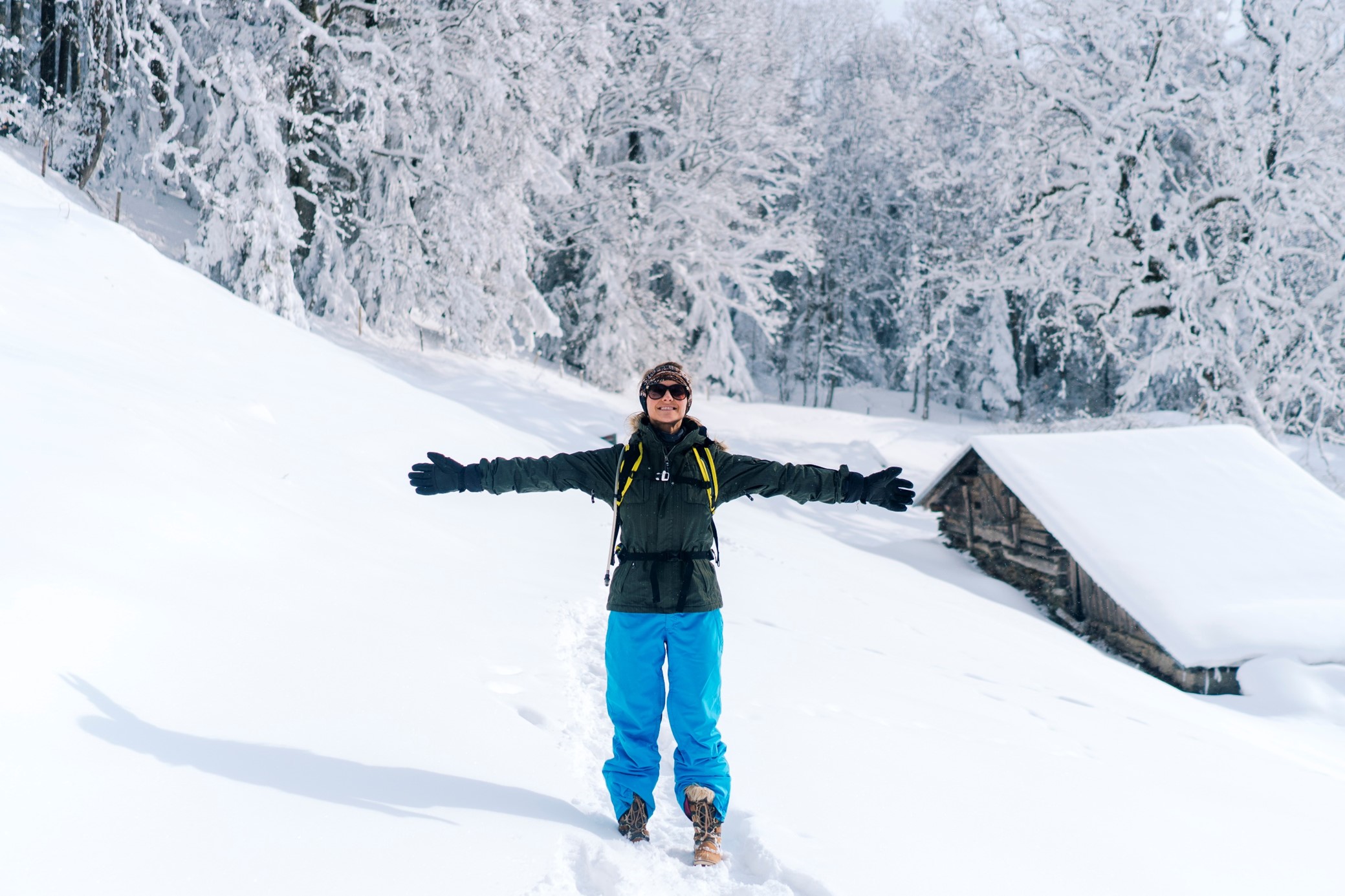 Dame som nyter vinteren i skogen.