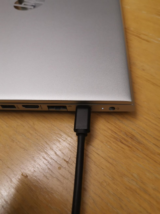 Bildet viser USB-C kabel tilkoblet dokkingstasjon