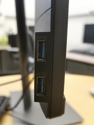 Bildet viser USB-innganger på siden av en skjerm