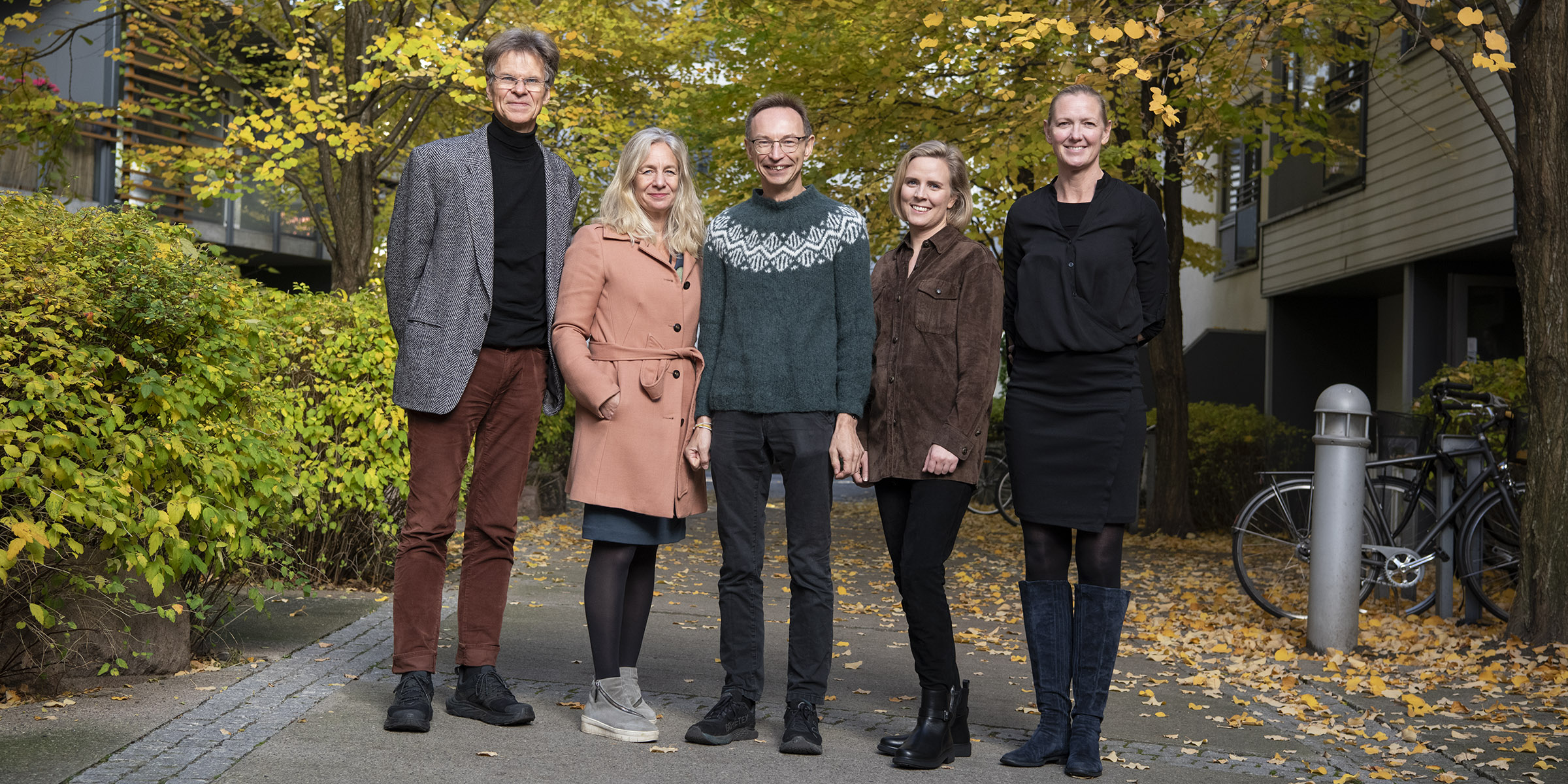 Foto av de fem ansattrepresentantene i OsloMets styre, som står ute på campus i høstfarger.