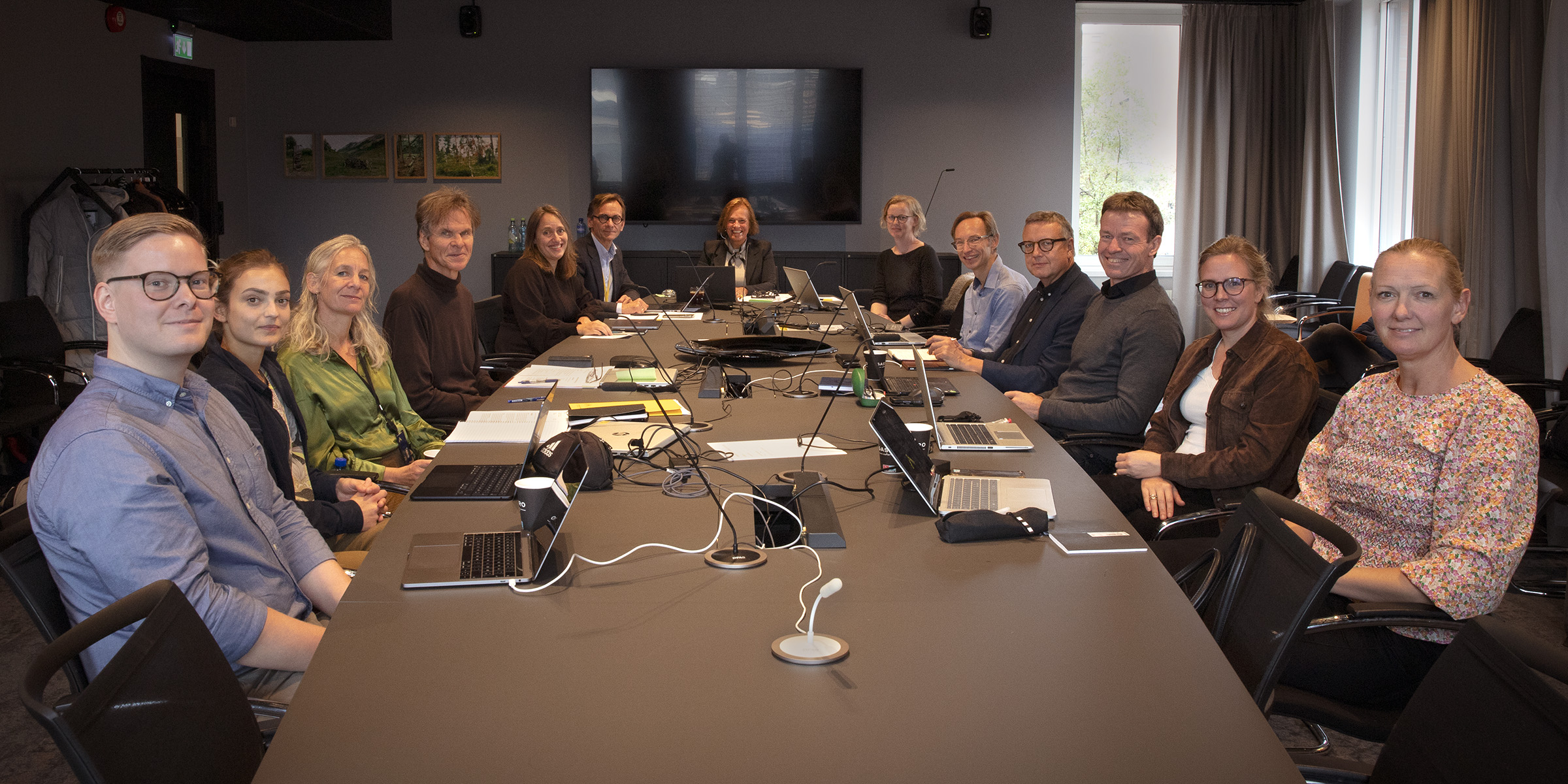 Foto av universitetsstyret ved OsloMet sittende rundt bordet i et møterom.