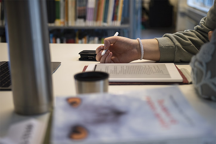 Bilde av student som skriver