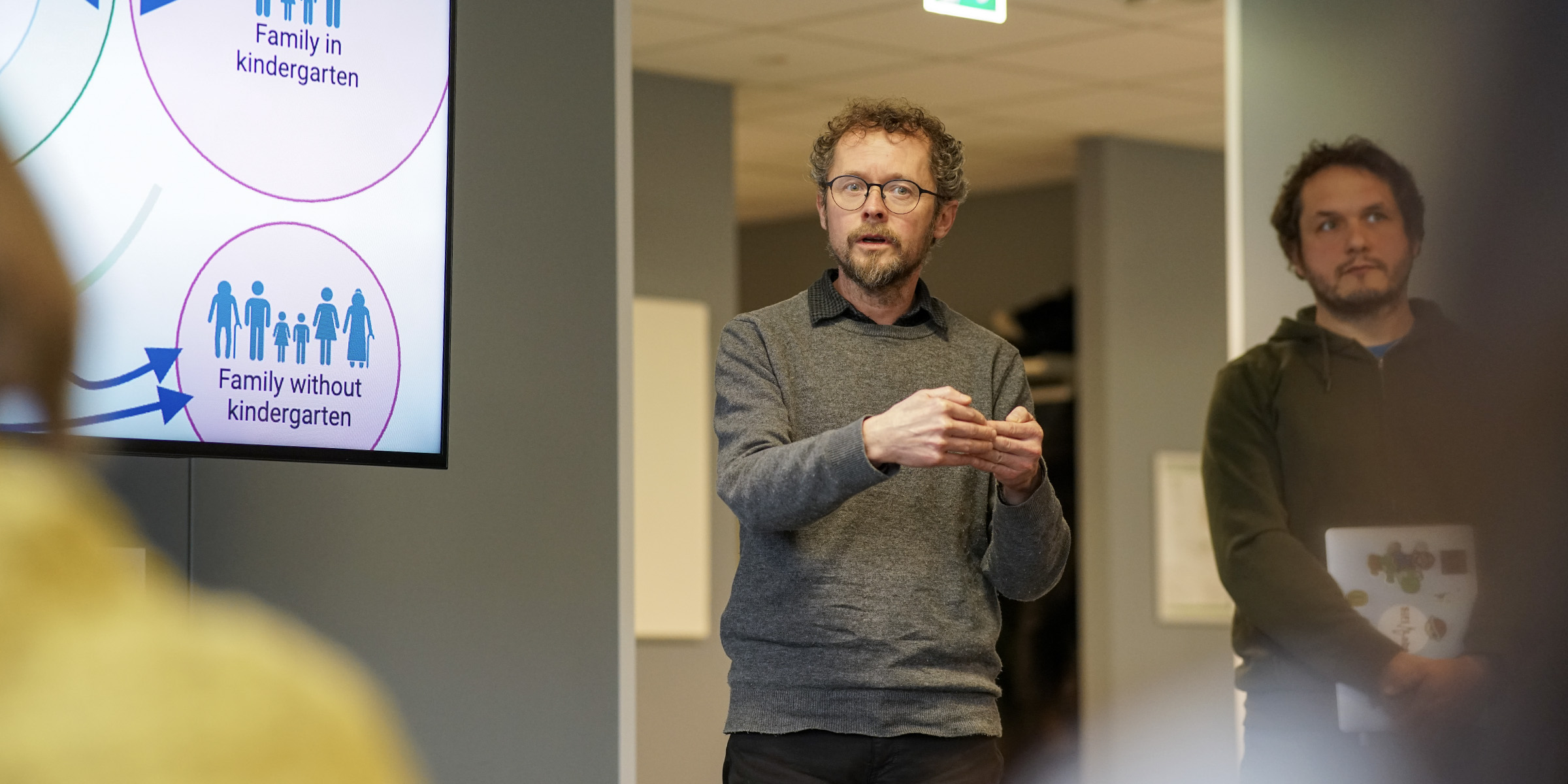 Frode Thorjussen presenterer samarbeidet med OsloMet under eit seminar på Holmlia.