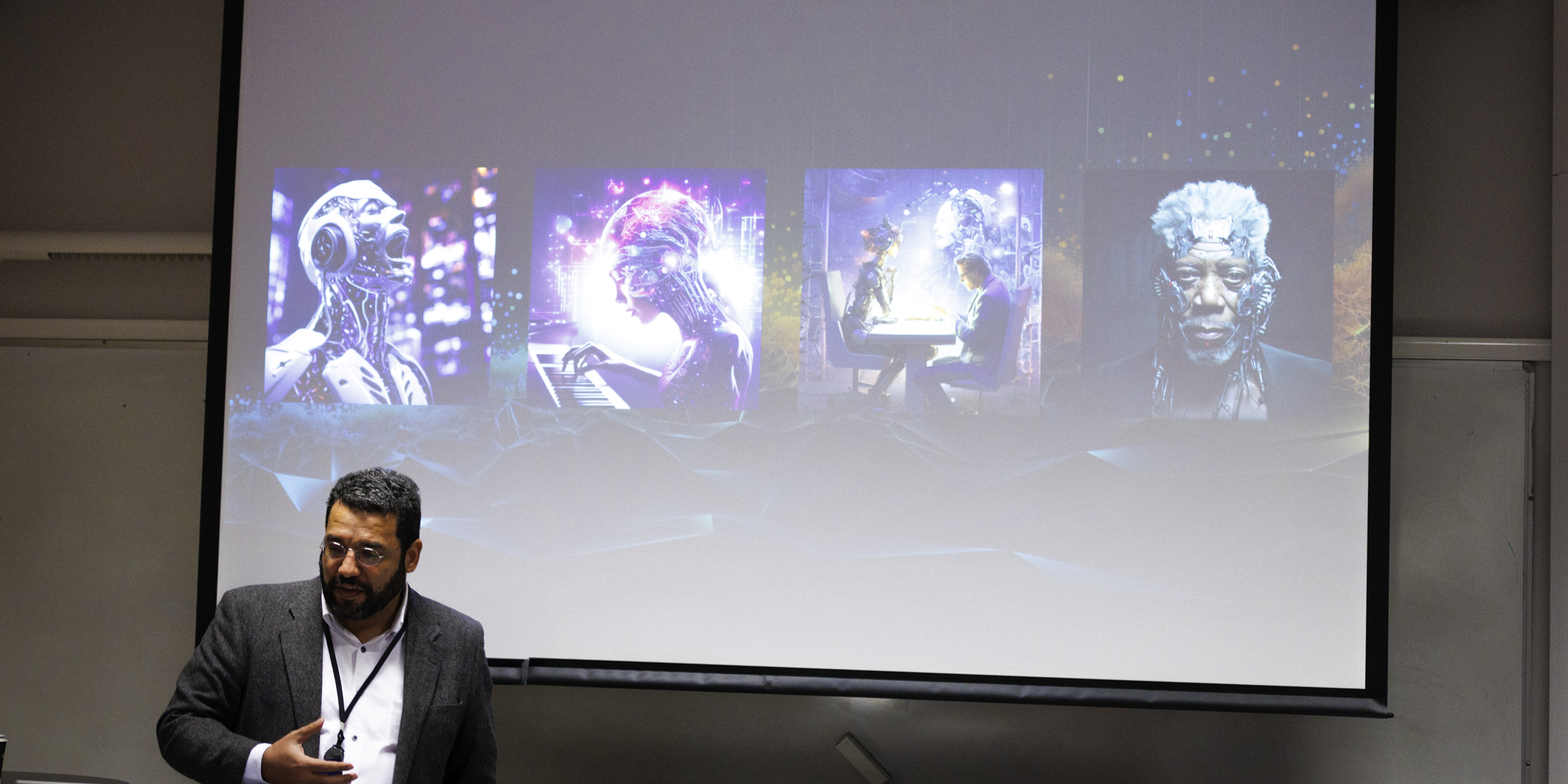 Gustavo Mello foran et lerret med bilder av roboter.