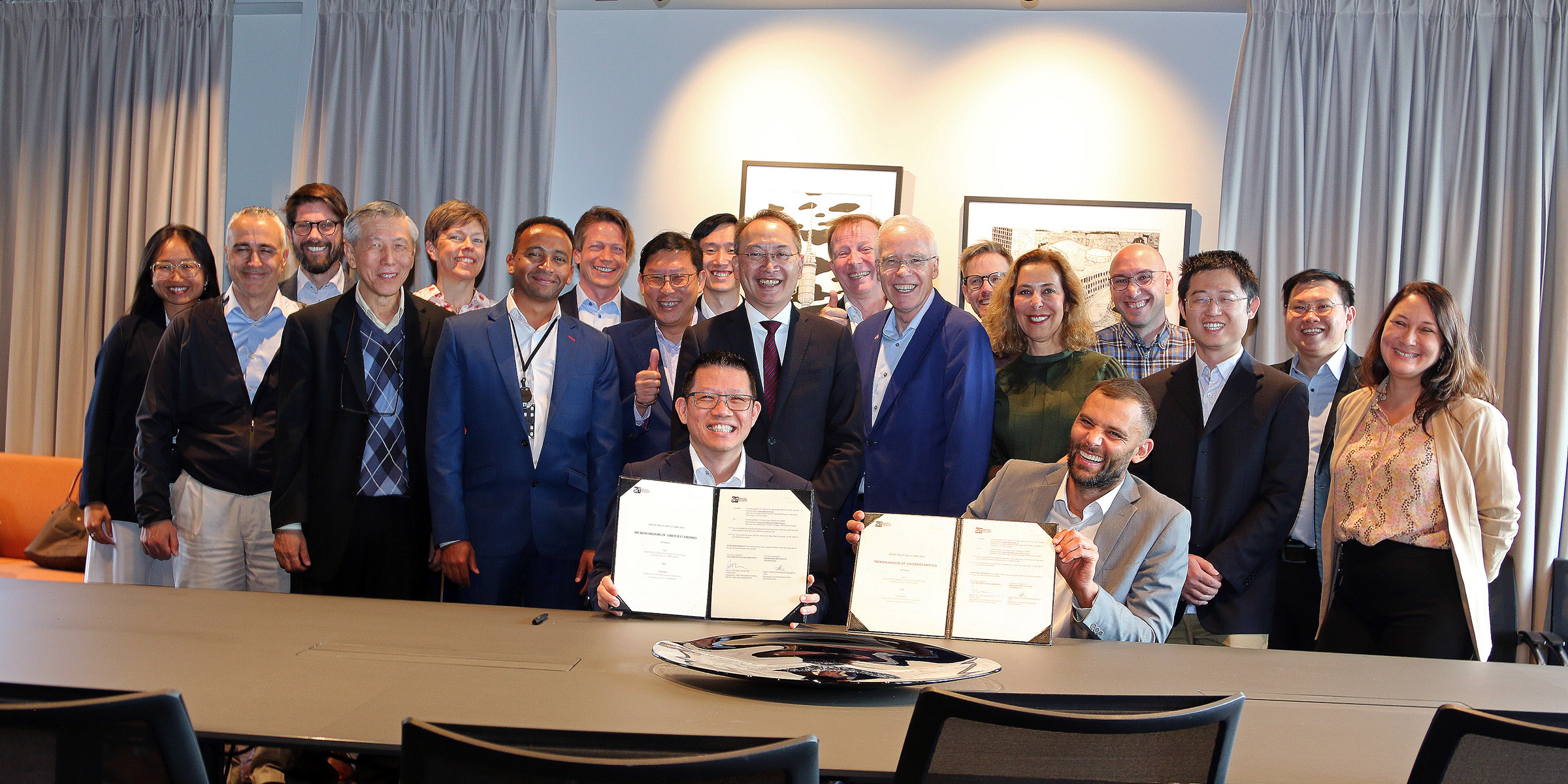Foto av delegasjonen fra Singapore Institute of Technology som holder opp den signerte avtalen, sammen med prorektor Carl Thodesen.