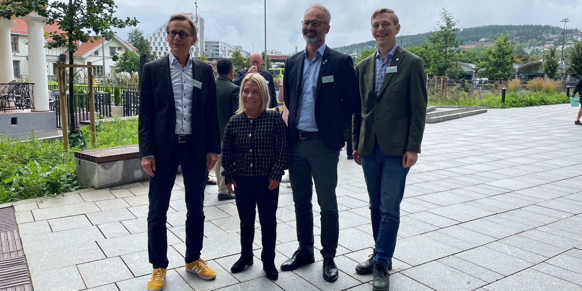 Foto av rektor Christen Krogh, statsråd Sandra Borch, ordfører Jørgen Vik og varaordfører Thor Grosås fra Lillestrøm kommune, utenfor konferanselokalet på Lillestrøm.