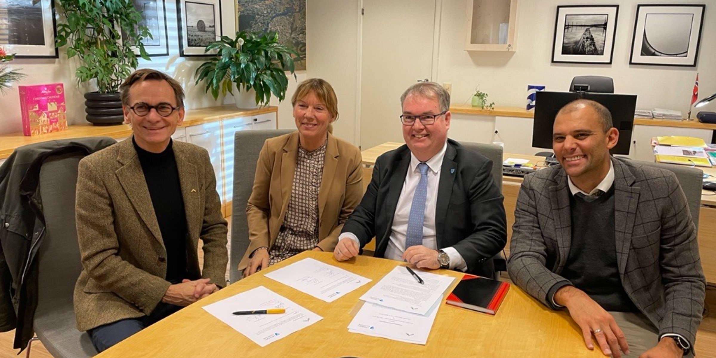Foto av ordfører og kommunedirektør i Lillestrøm kommune, sammen med rektor og prorektor for samarbeid og samfunnsforbedringer ved OsloMet.