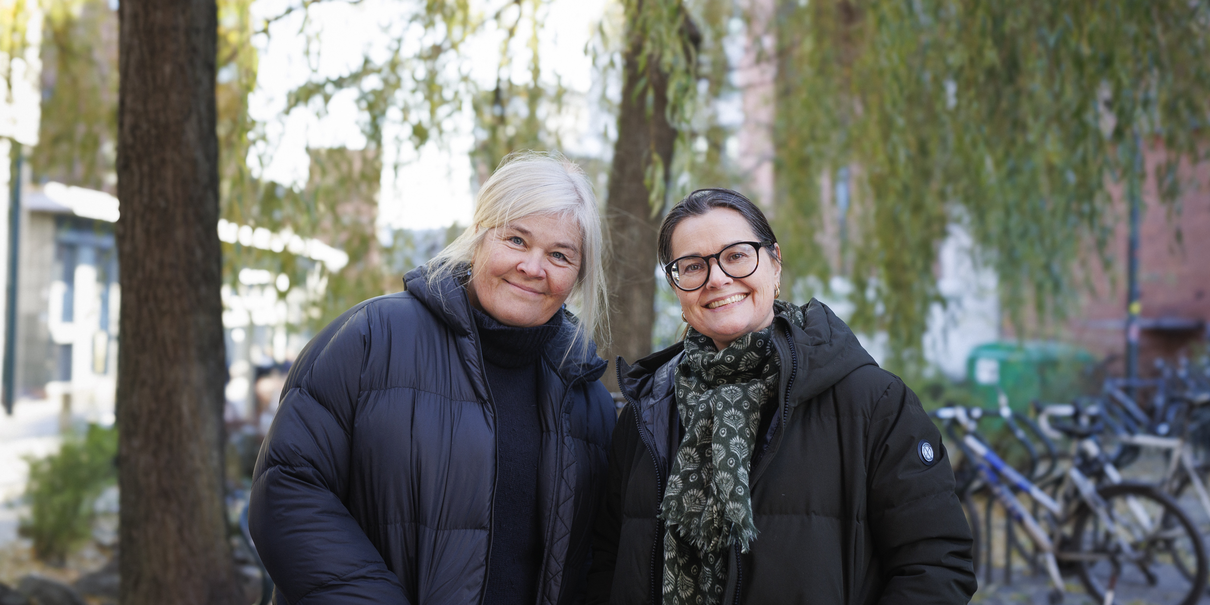 Bilde av Beret Mørkved Vorren og Stine Ytrestøl ute på OsloMet i Pilestredet.