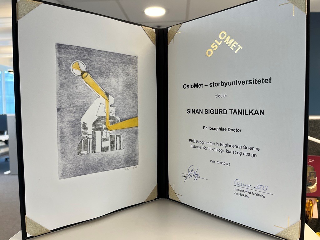 Foto av diplomet og kunstverket de nye doktorene mottok. 