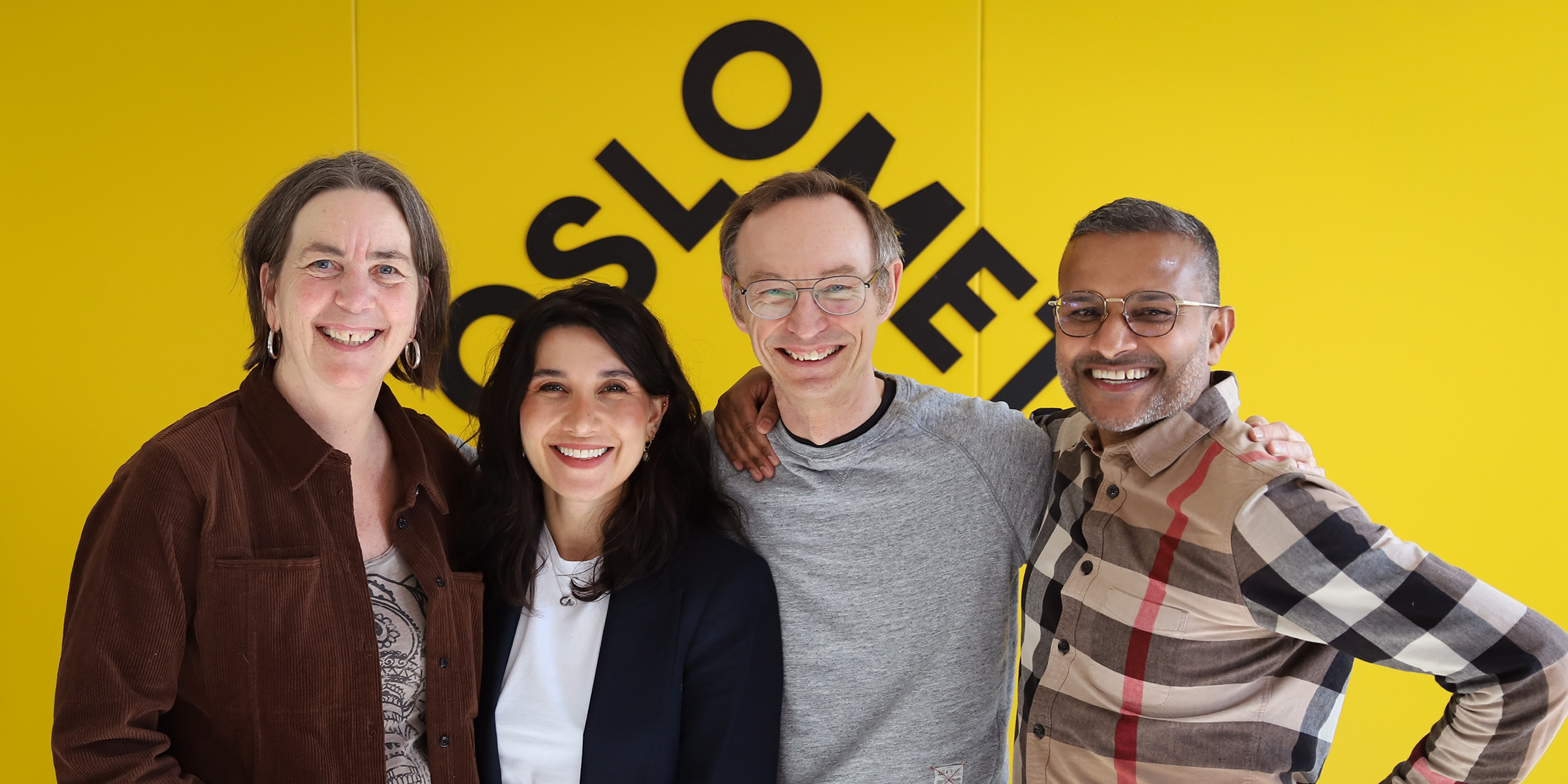 Bilde av Mette Tollefsrud, Nabila Habib, Tore Jascha Liechtenstein Vogt og Sahaya Kaithampillai som står saman og smiler.