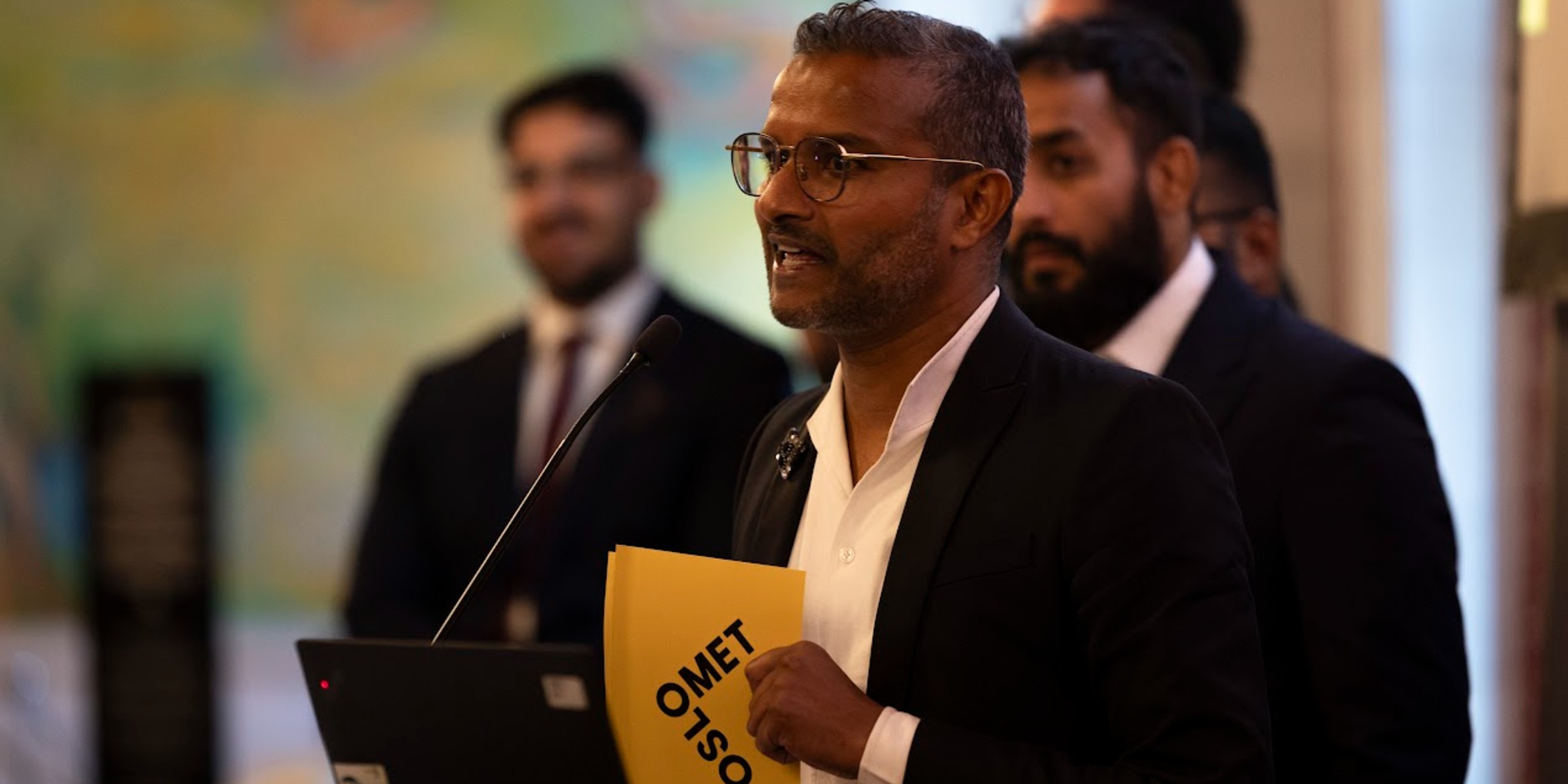 Bilde av Sahaya Kaithampillaimed som holder tale under pris-arrangementet.