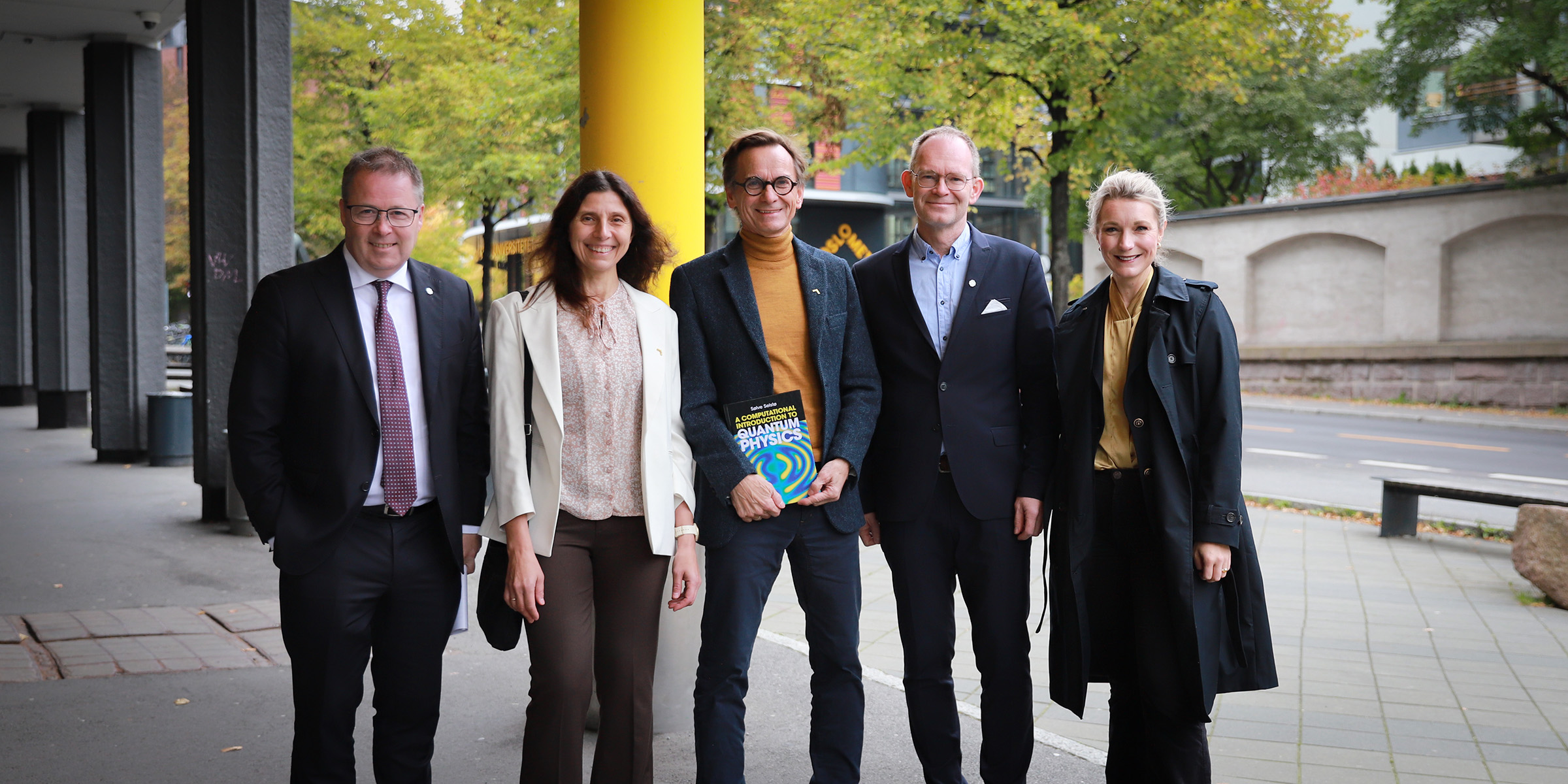 Foto av de tre ministerne sammen med dekan ved OsloMets Fakultet for teknologi, kunst og design, Laurence Habib, og rektor ved OsloMet, Christen Krogh.
