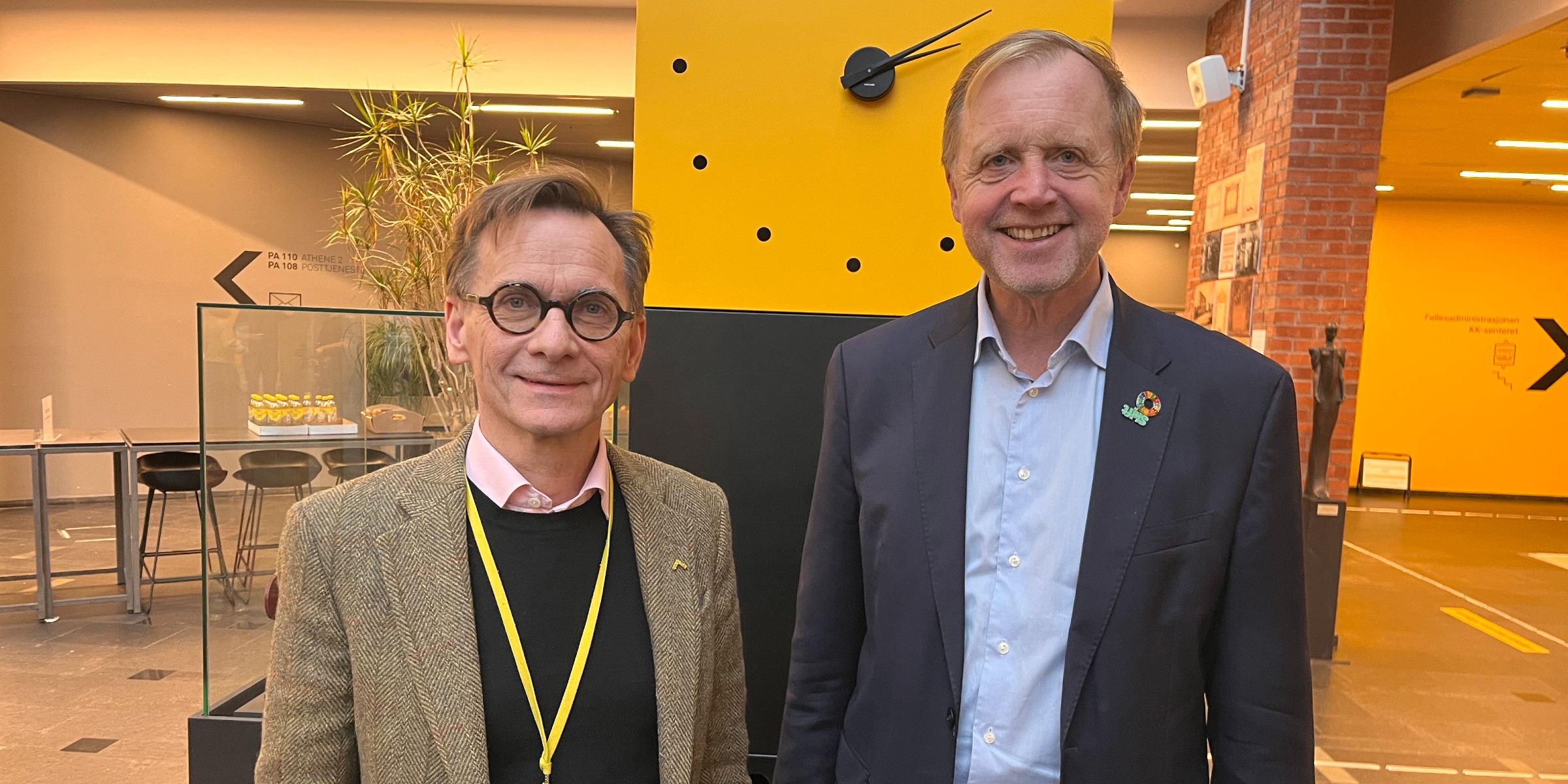 Foto av rektor Christen Krogh og Bjørn Kjærand Haugland, administrerende direktør i Skift sammen inne i foajeen i OsloMets lokaler i Pilestredet 46.
