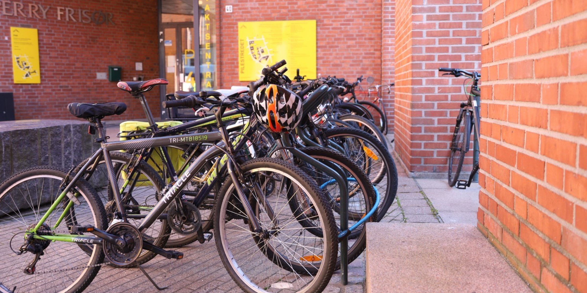 Bilde av sykler parkert ute på campus Pilestredet.