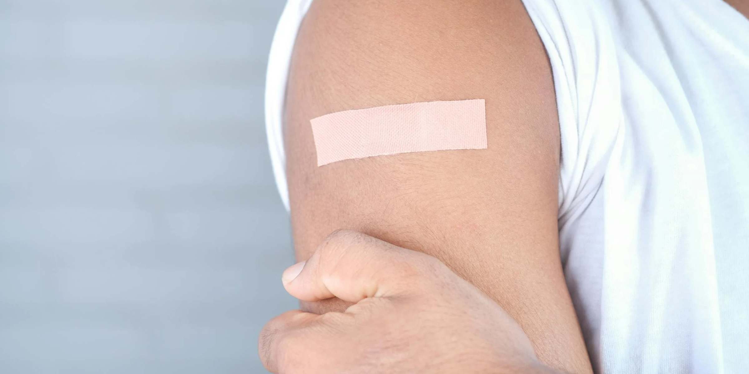 Illustrasjonsfoto, nærbilde av en overarm med et plaster på.