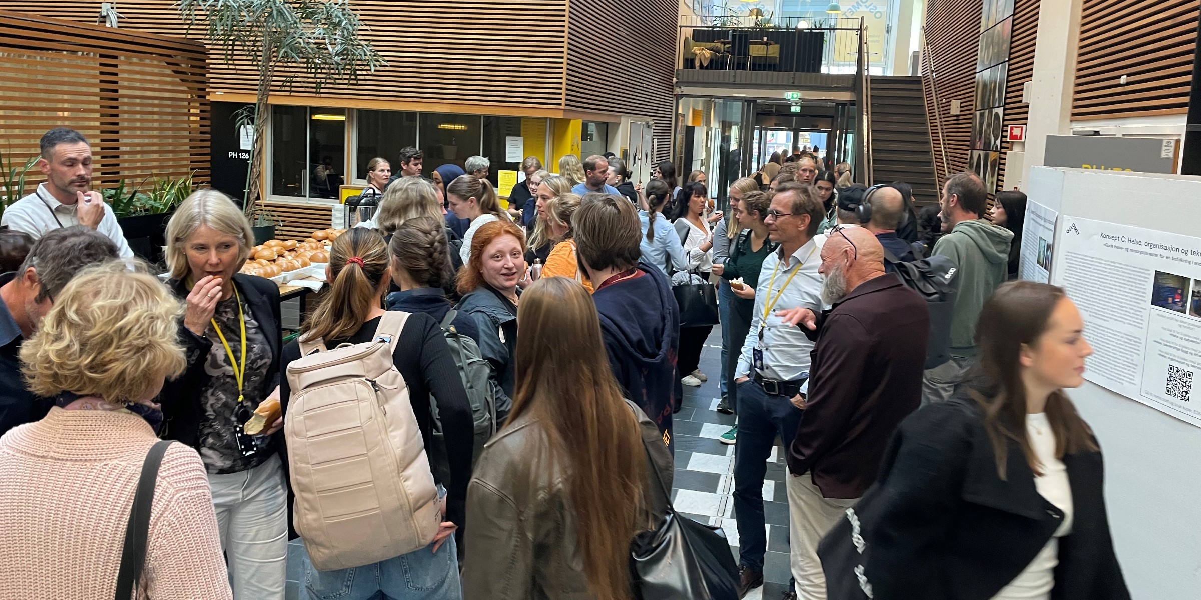 Foto av studenter og ansatte i foajeen i Pilestredet 35.