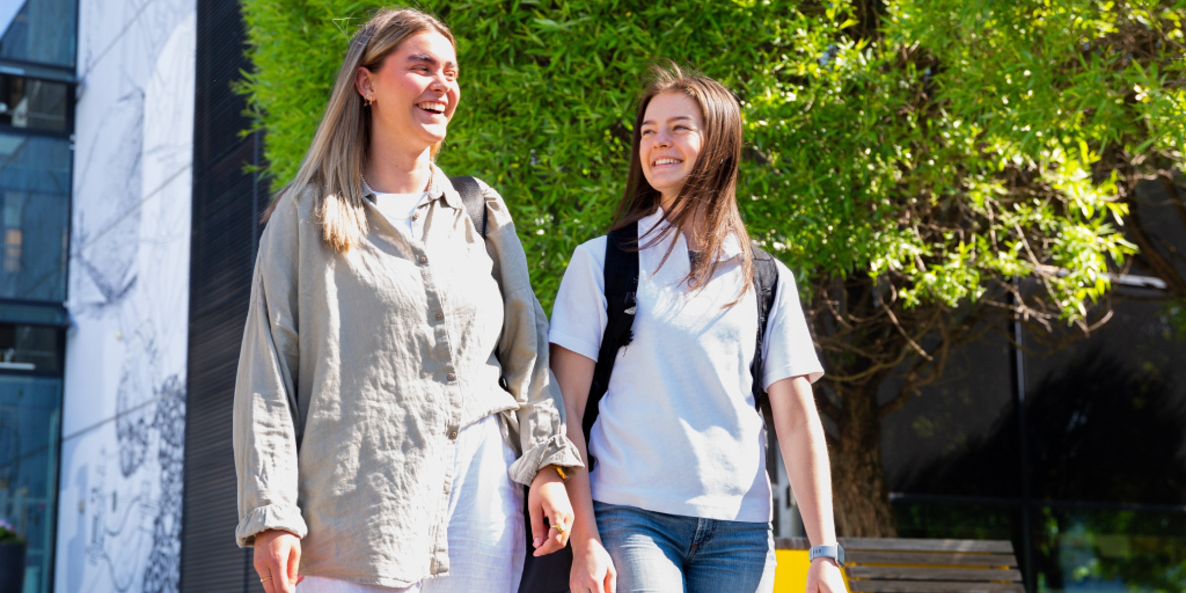 Bilde av to studenter på Kjeller.
