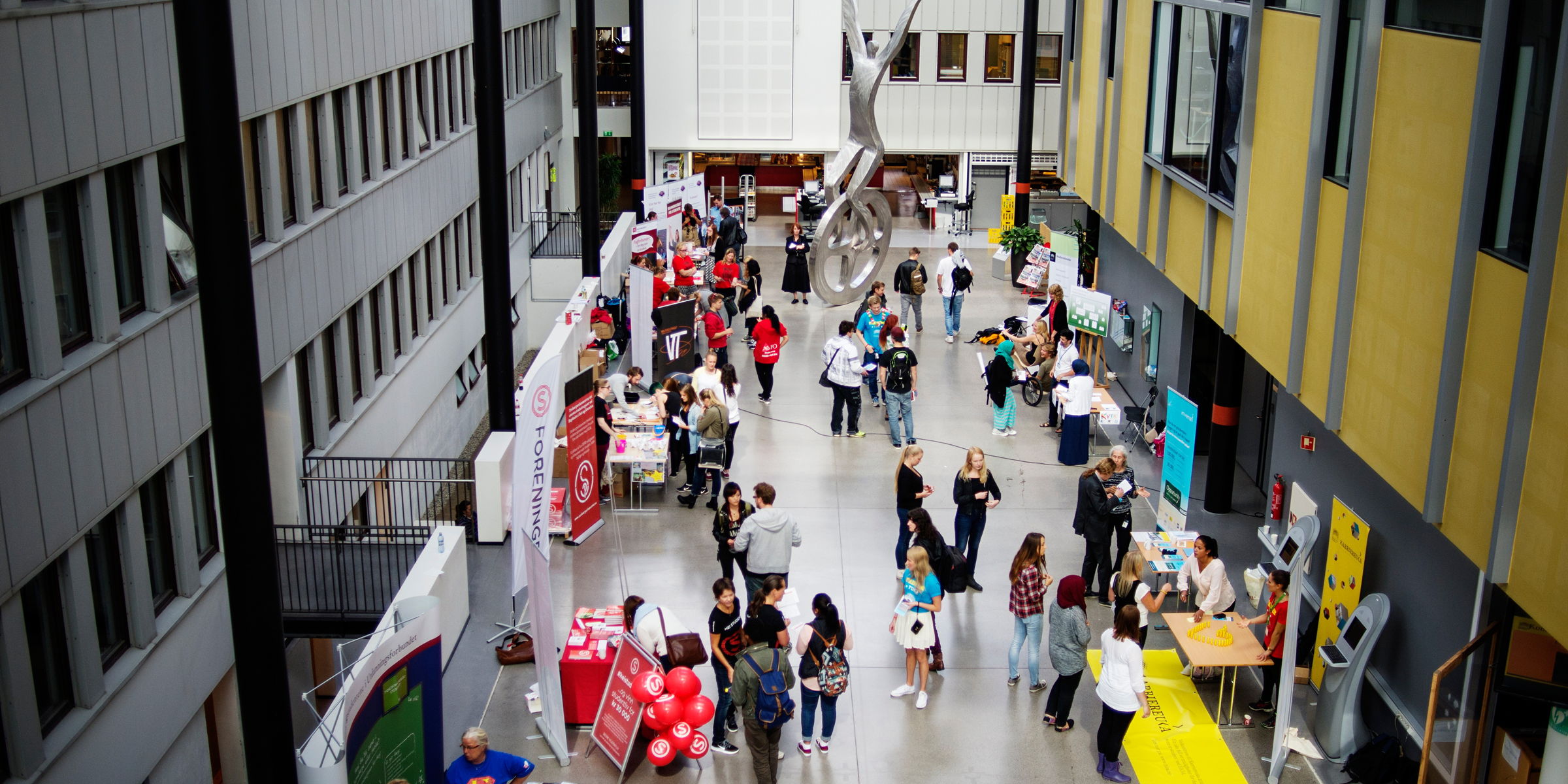 Studenter samlet på foreningsdag inne på campus på Kjeller