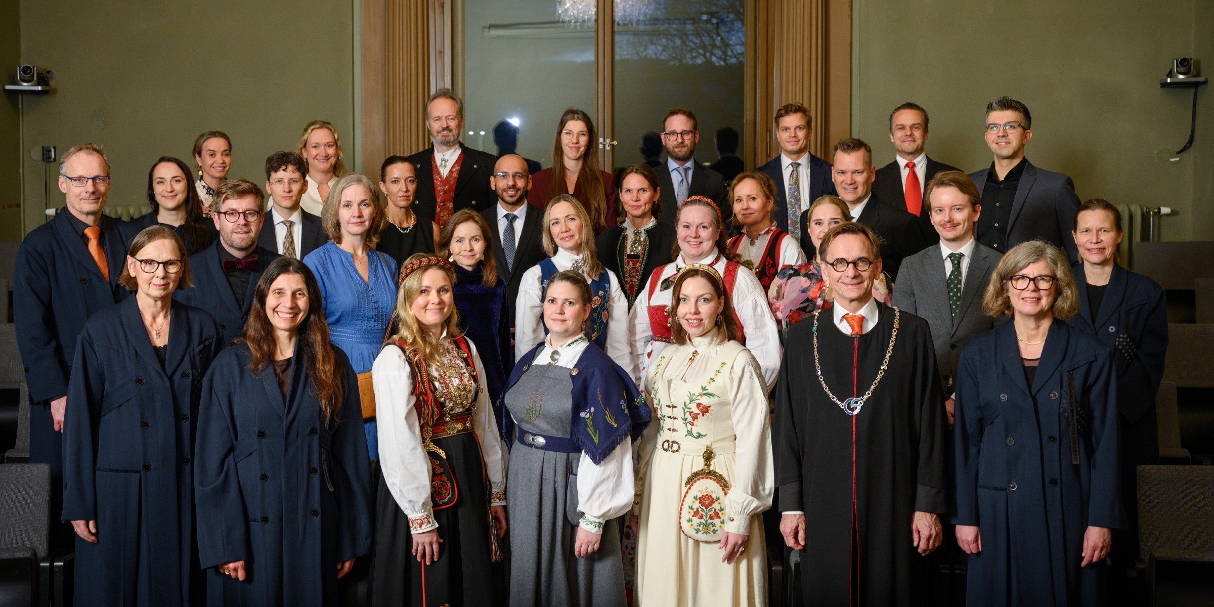 Foto av alle de kreerte doktorene, festpyntet, oppstilt sammen med rektoratet og dekaner.