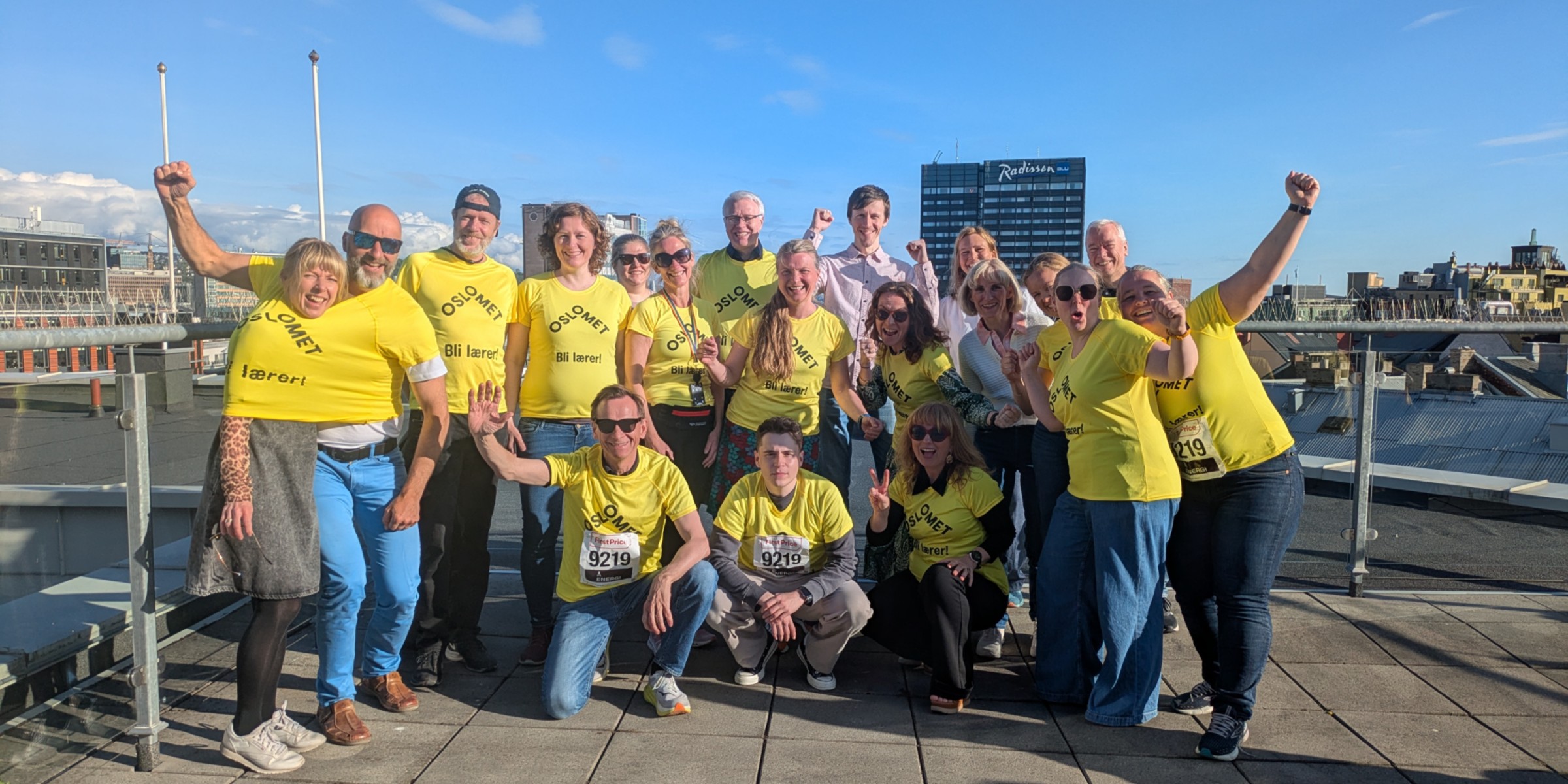 19 mennesker fra OsloMet med gule OsloMet-t-skjorter på takterassen.