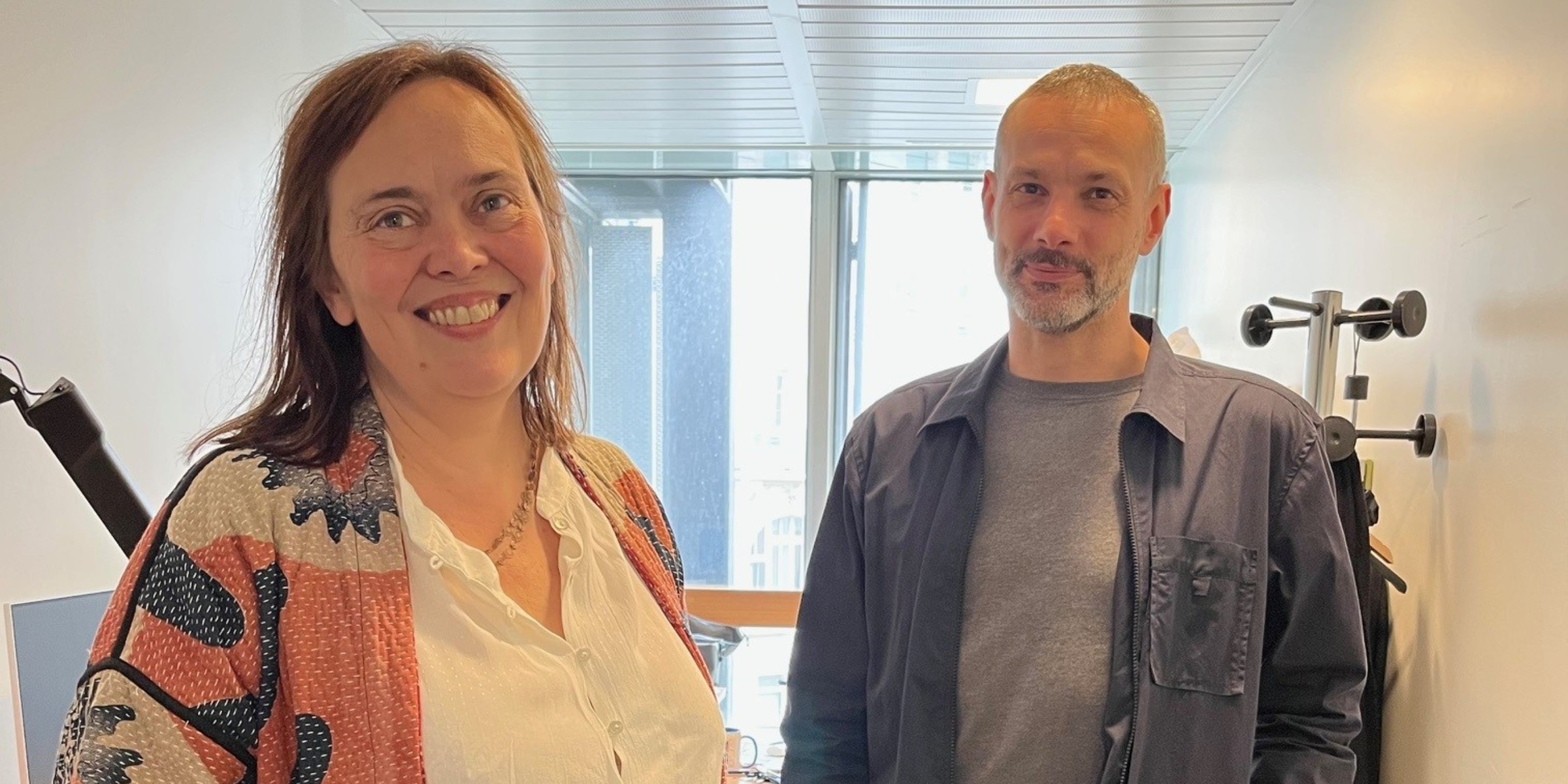 Foto av Marte Mangset og Yann Hascoët inne i et møterom.