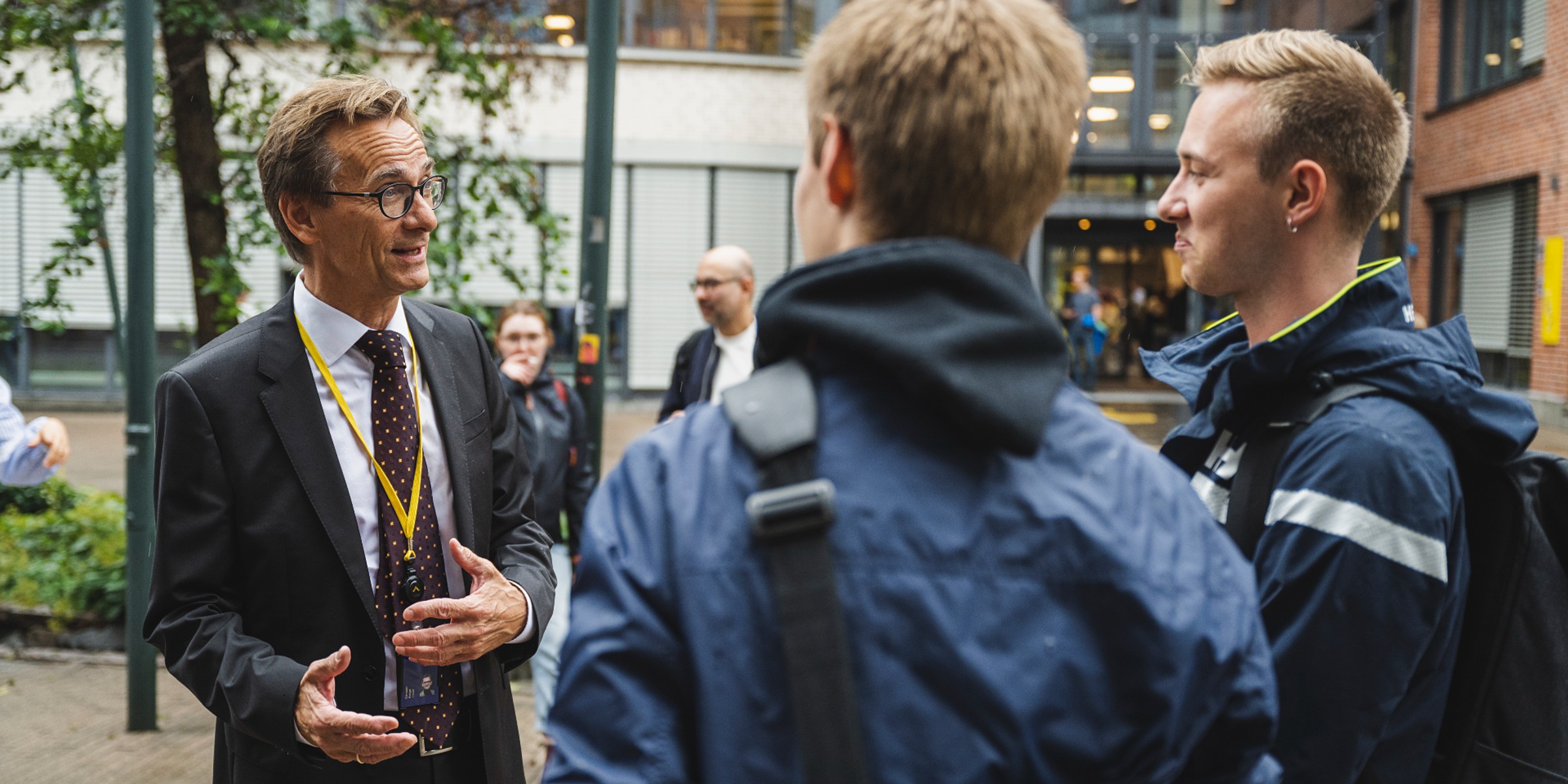 Bilde av rektor Christen Krogh i samtale med studenter.