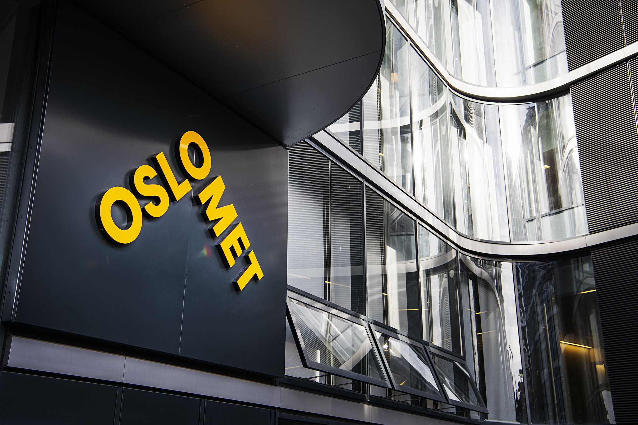 Bilde av OsloMets logo innvendig i et bygg på campus.