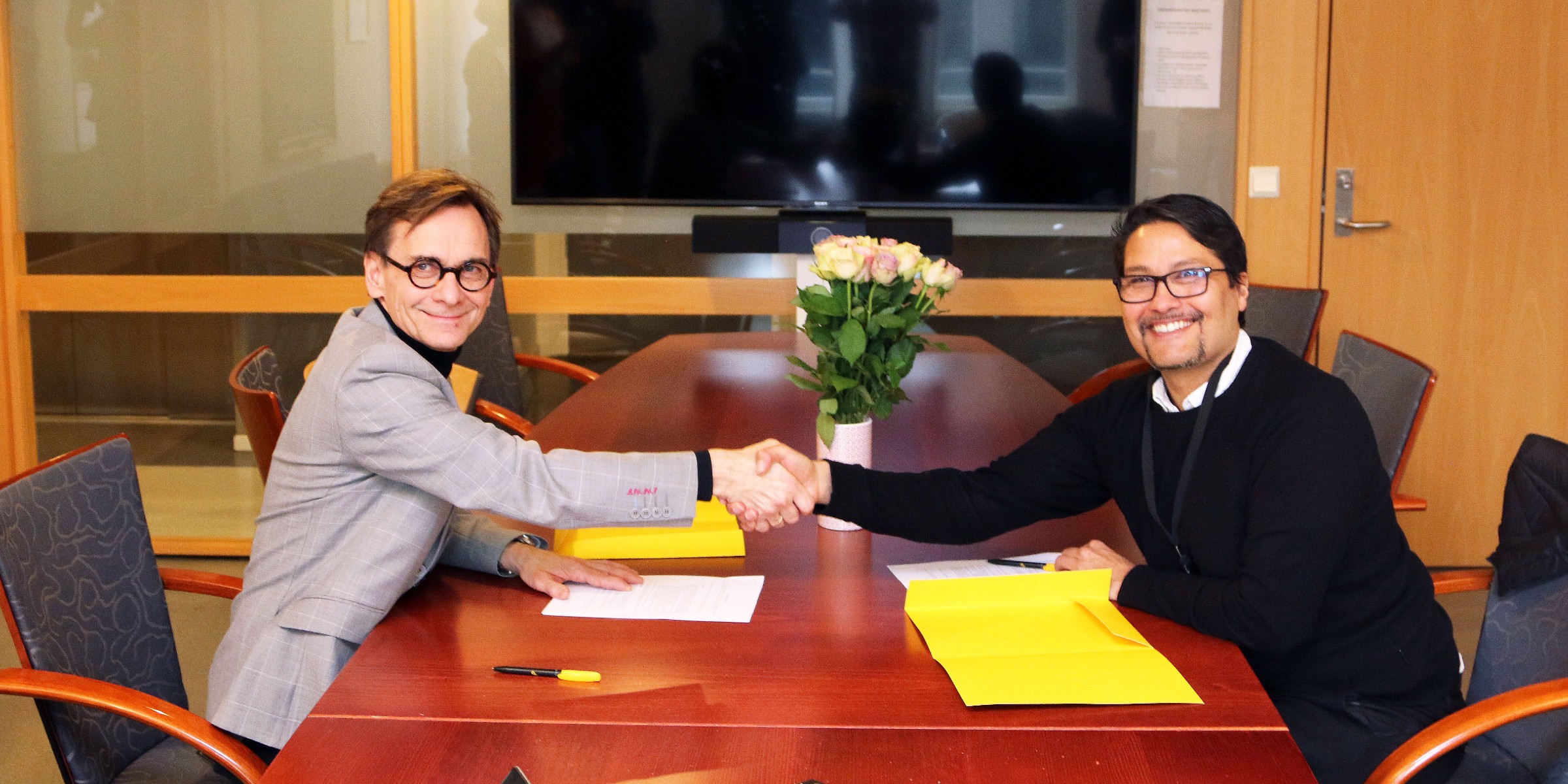 Foto av rektor ved OsloMet Christen Krogh og konsernsjef i OBOS Daniel K Siraj etter signeringen av avtalen mellom OsloMet og OBOS.