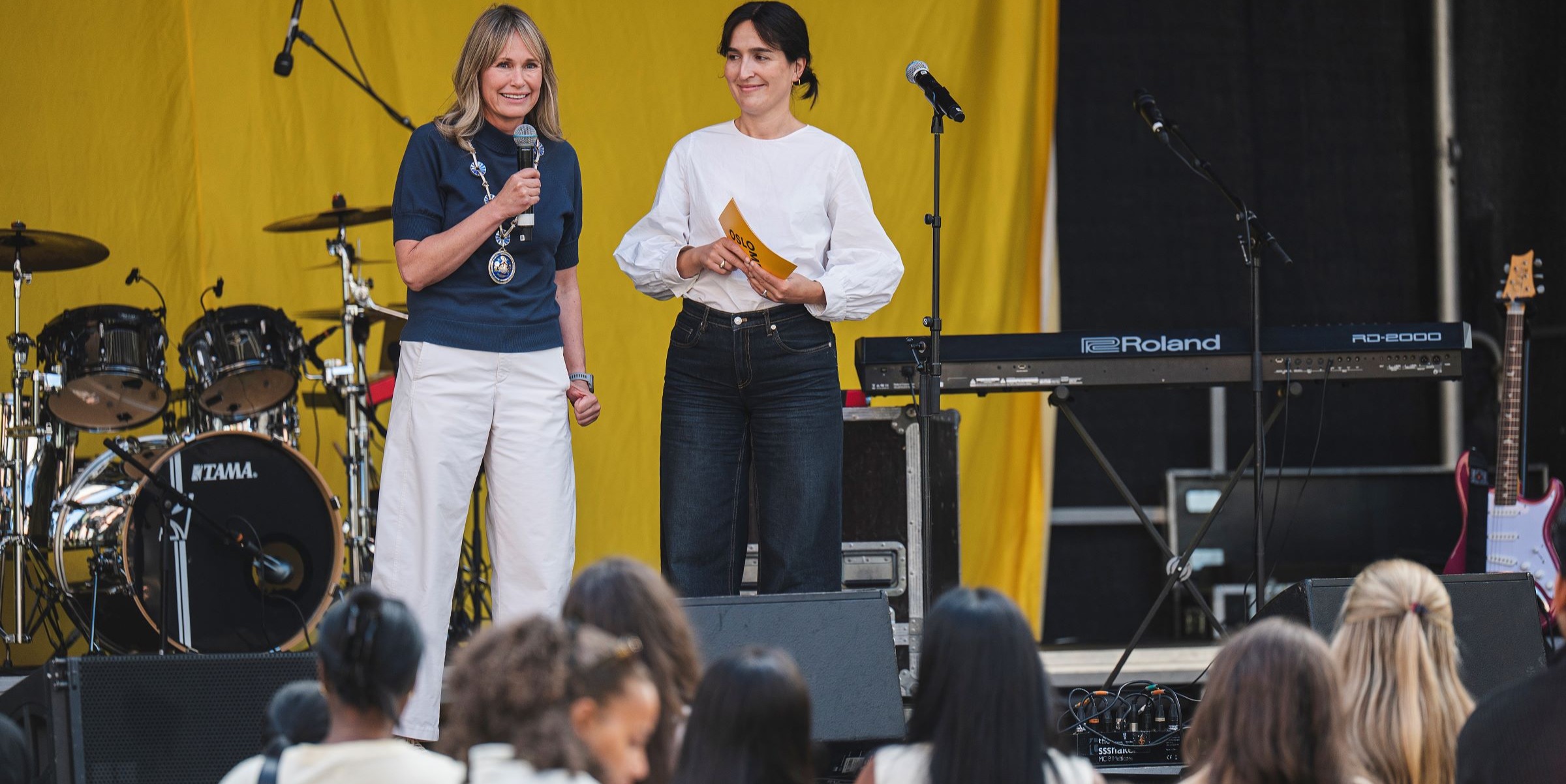 Foto av Oslo-ordfører Anne Lindboe på scenen sammen med programleder Adelina Ibishi.