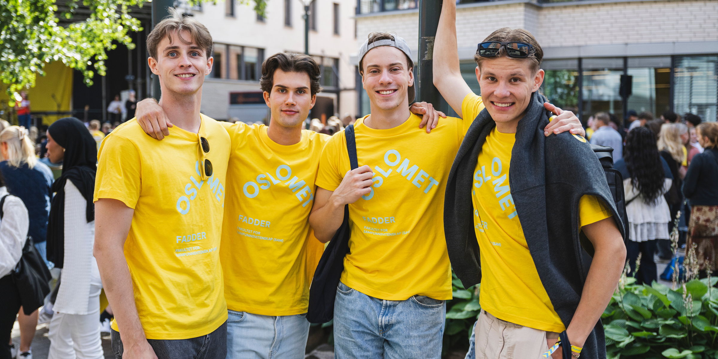 Fire mannlige faddere smiler til kamera.