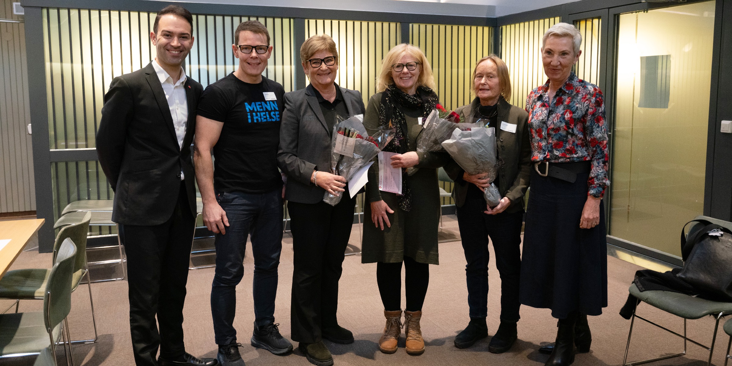 Mottakerne av Rachel Grepp-prisen med blomster og LO-leder Peggy Hessen Følsvik smiler mot kamera.