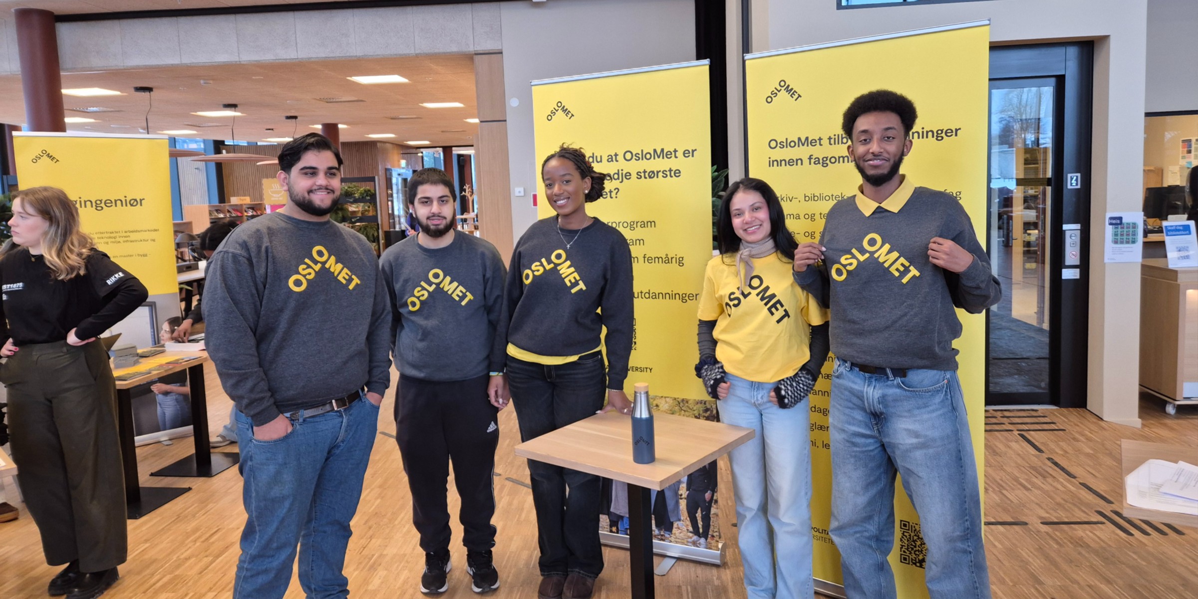 Bilde av Anes, Hamza, Annie, Sekina og Abdi på Utdannings- og karrieretorget på Lillestrøm bibliotek.