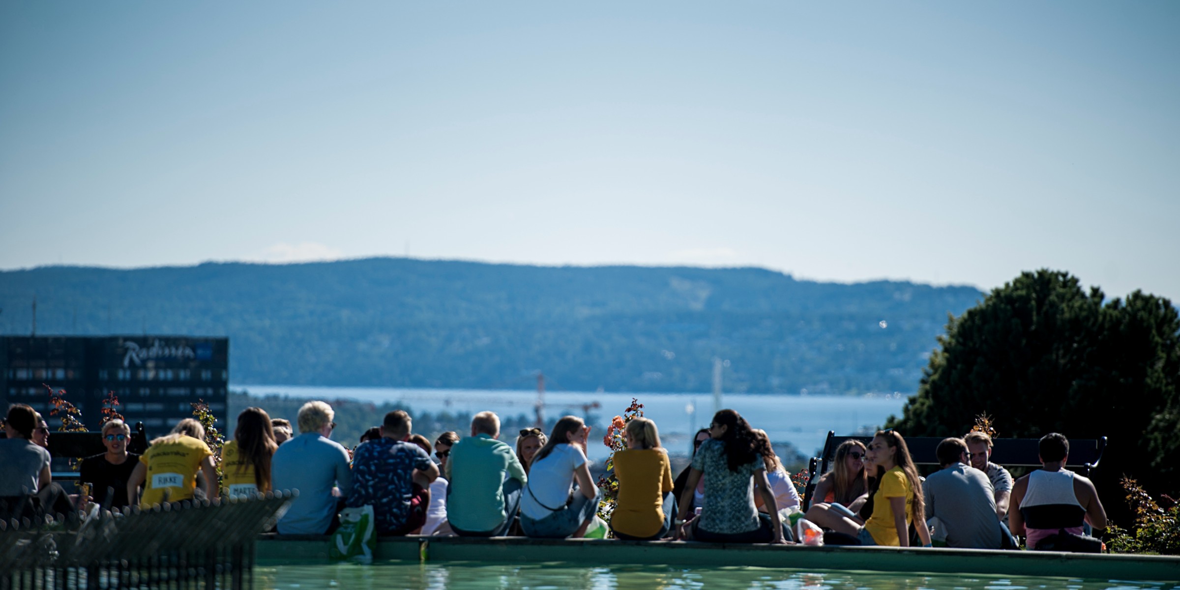 Bilde av studenter med utsikt over Oslo.