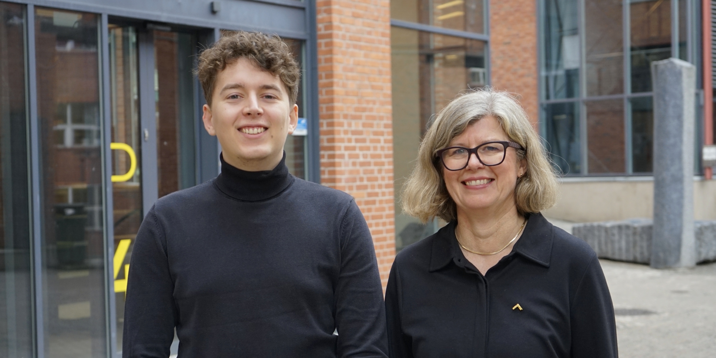 En mann og en kvinne står utendørs på studiested Pilestredet.