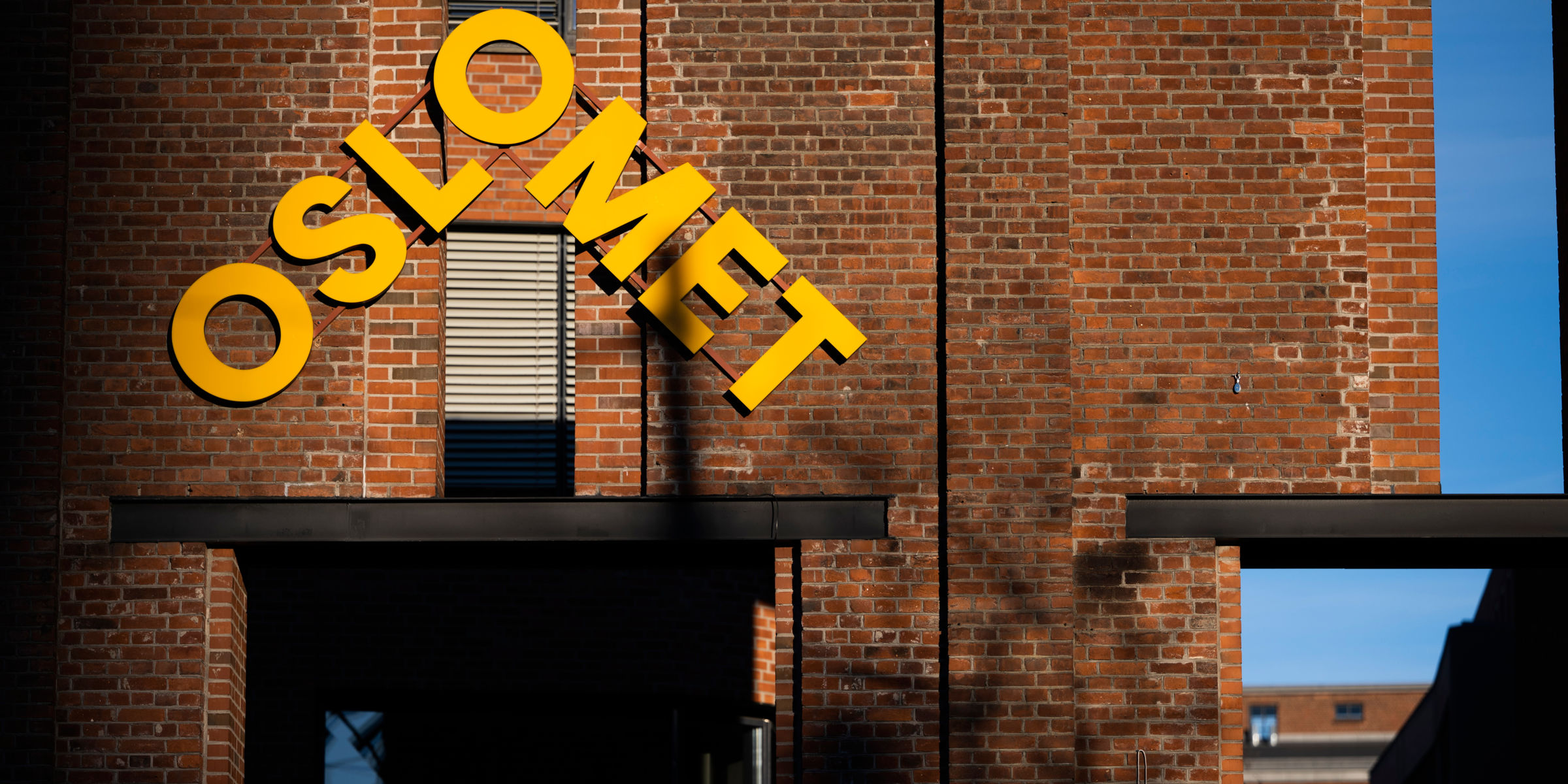 Fasade av OsloMet med logo