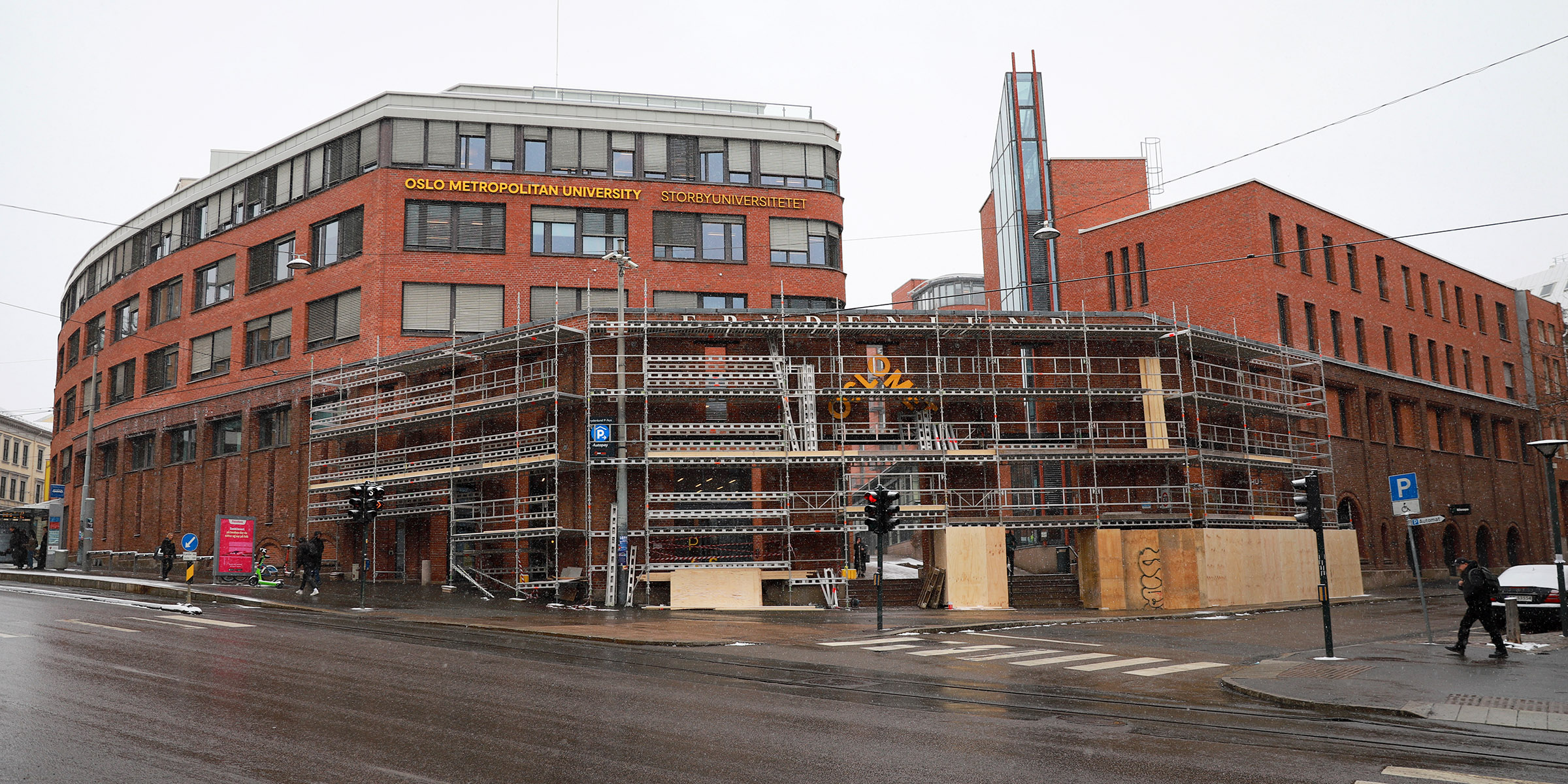 Bilde av oppussing av portalen til øvre campus Pilestredet.