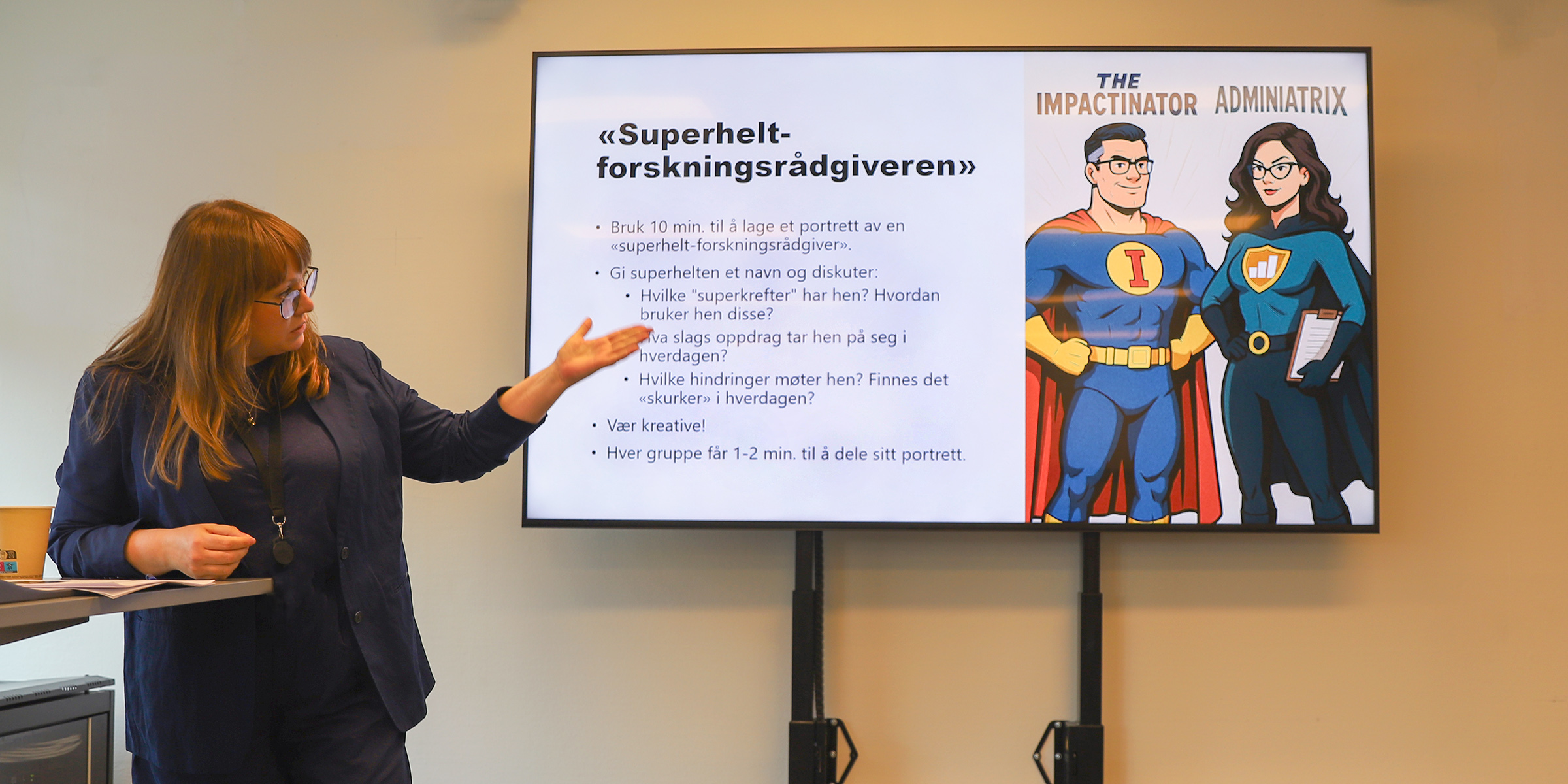 Bilde av Hanna Karv som peker på en presentasjon med tittelen 