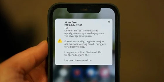 Close-up of a cell-phone with emergency alert message (photo: regjeringen.no)