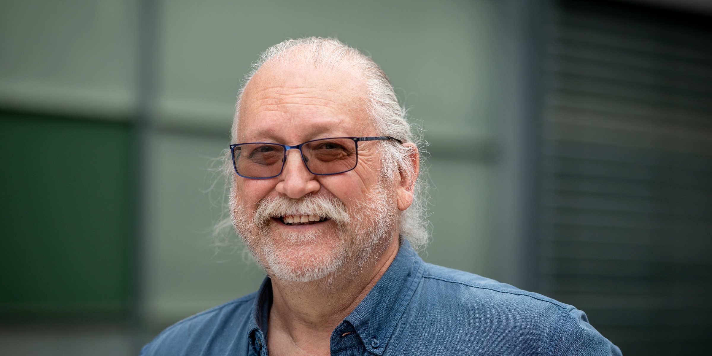 Portrett av Olav Eikeland.